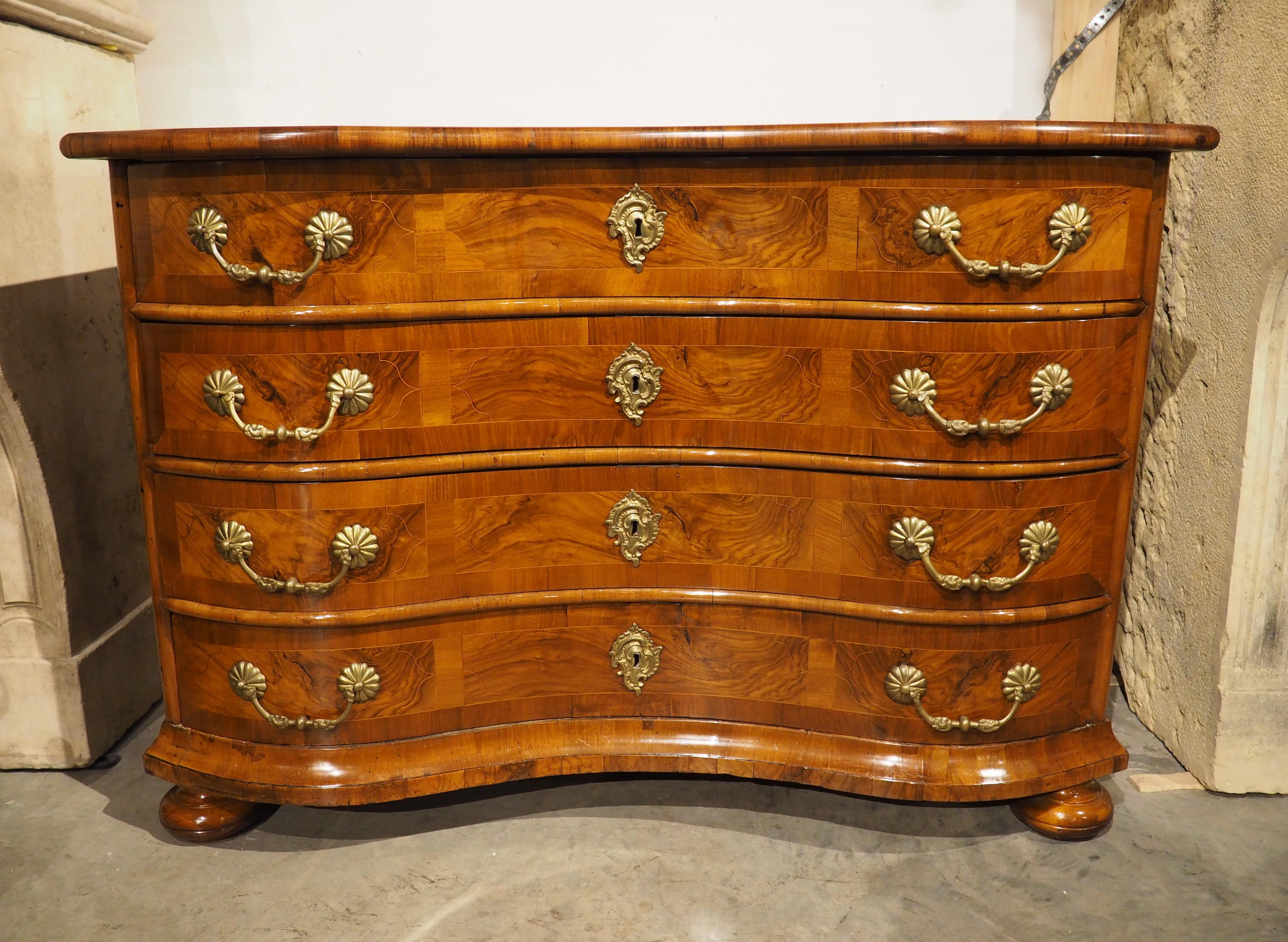 Antigua Cómoda Serpentina de 4 Cajones de Chapa de Nogal del Sur de Alemania, C. 1750 en Bueno estado para la venta en Dallas, TX