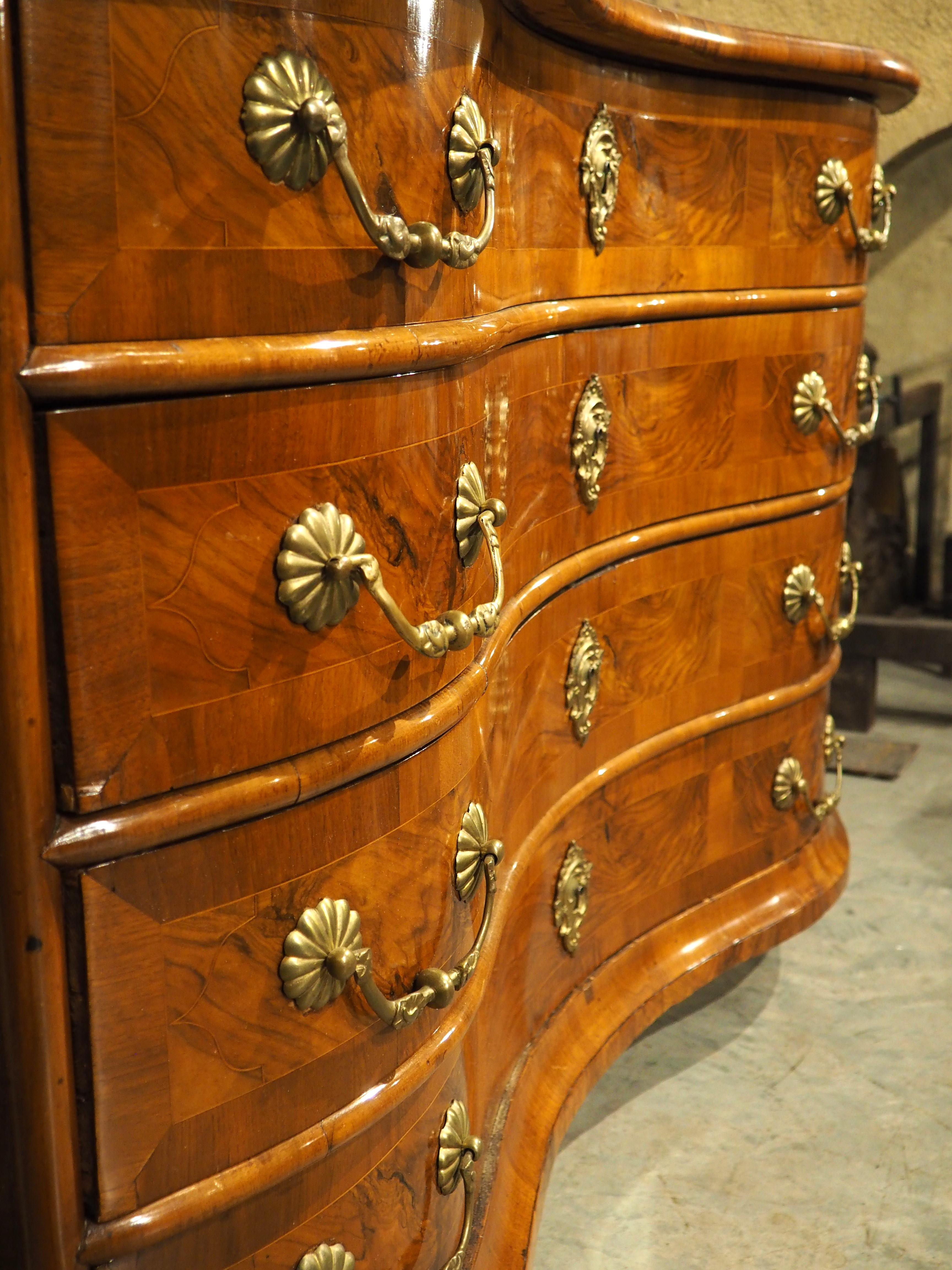 Antigua Cómoda Serpentina de 4 Cajones de Chapa de Nogal del Sur de Alemania, C. 1750 siglo XVIII en venta