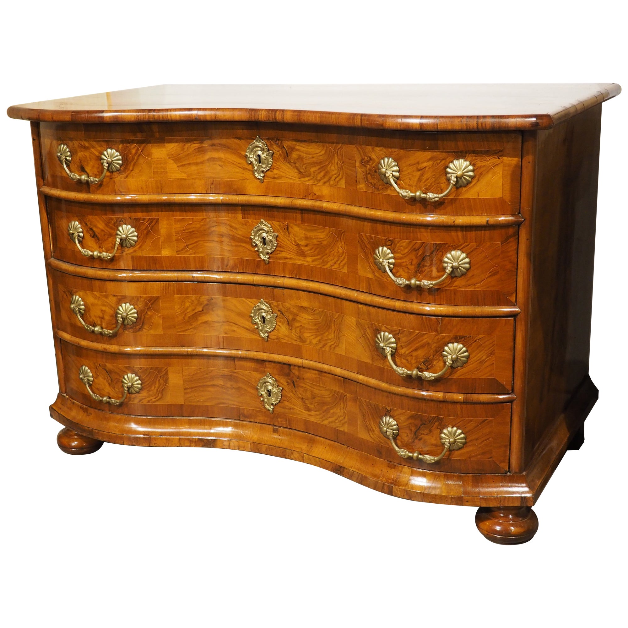 Ancienne commode serpentine à 4 tiroirs en placage de noyer du sud de l'Allemagne, C.C. 1750