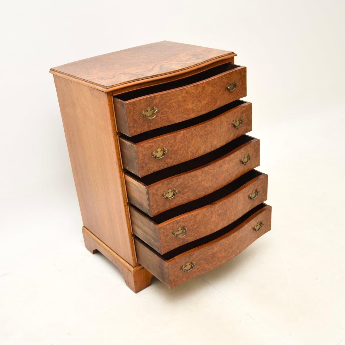 Una splendida cassettiera antica in radica di noce a serpentina in stile georgiano. Prodotto in Inghilterra, risale agli anni '1930 circa.

La qualità è sorprendente, con bellissime venature in radica di noce. Ha un frontale a forma di serpentina,
