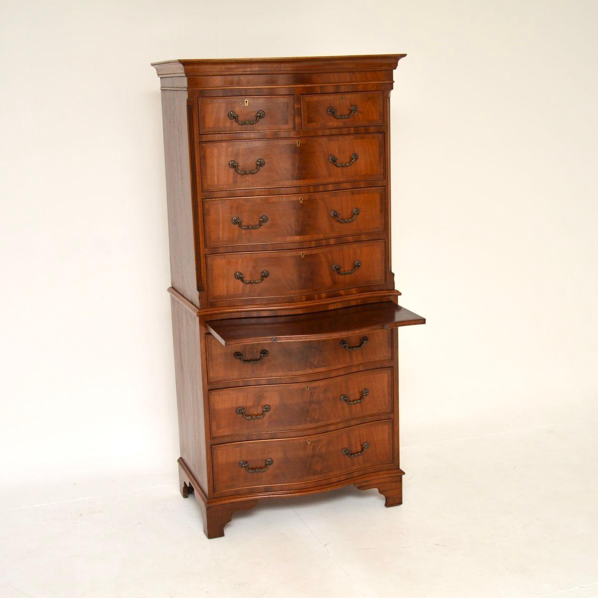 Une impressionnante et très bien faite commode ancienne en serpentine sur une commode. Il s'agit d'un bâtiment de style géorgien ancien, datant des années 1930 environ.

Il est de grande qualité, avec de beaux placages et des façades de tiroirs à