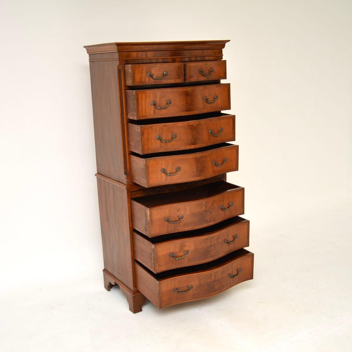 Georgien Coffre serpentin ancien sur commode en vente