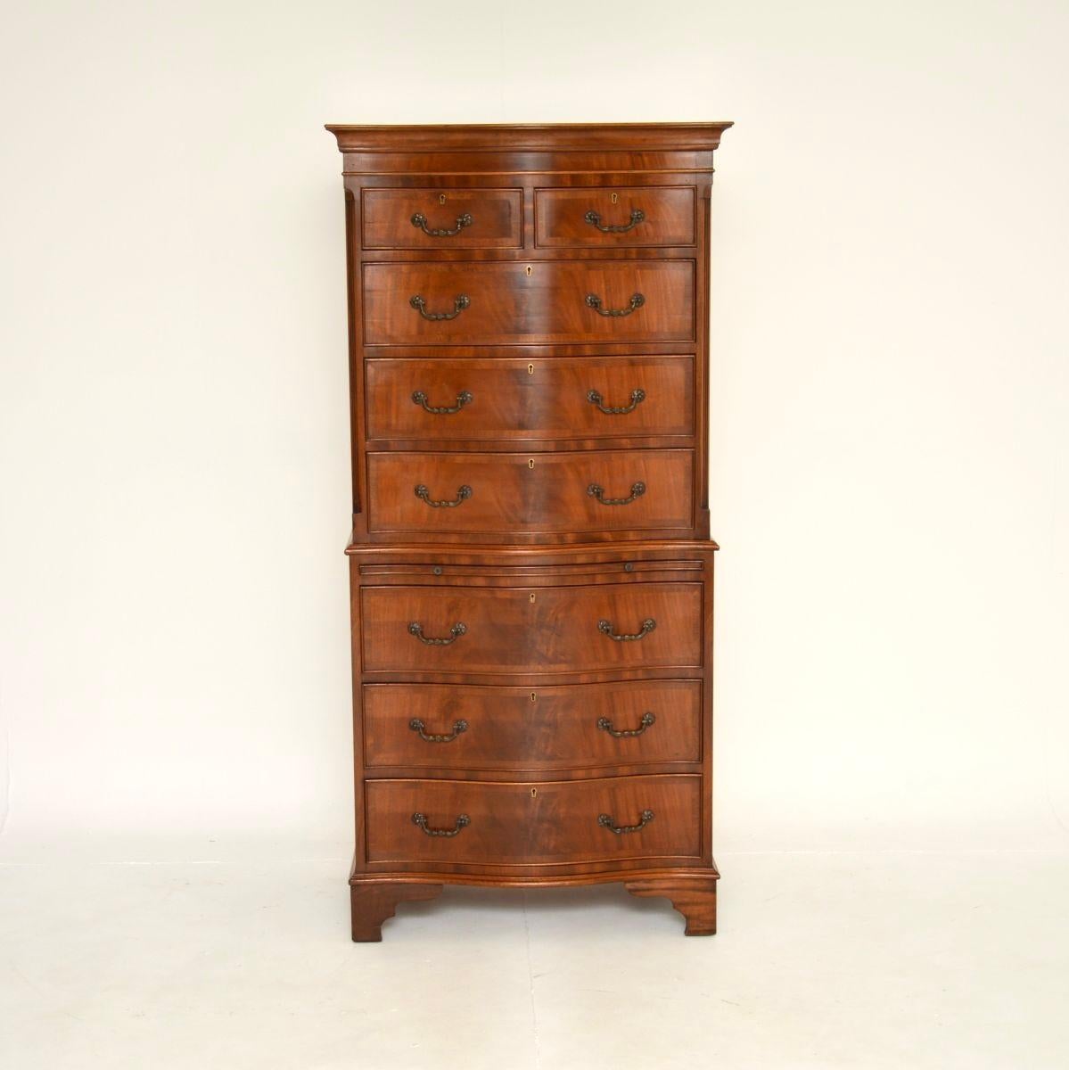 Britannique Coffre serpentin ancien sur commode en vente