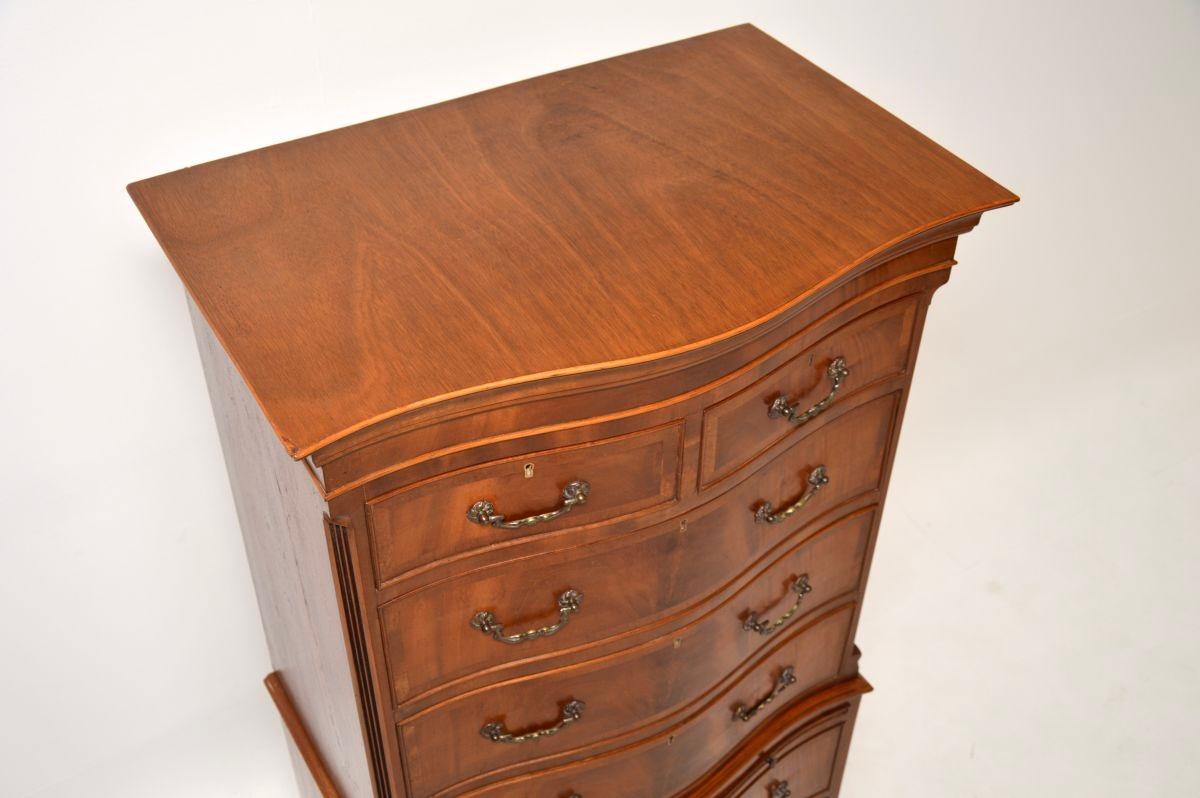 Milieu du XXe siècle Coffre serpentin ancien sur commode en vente