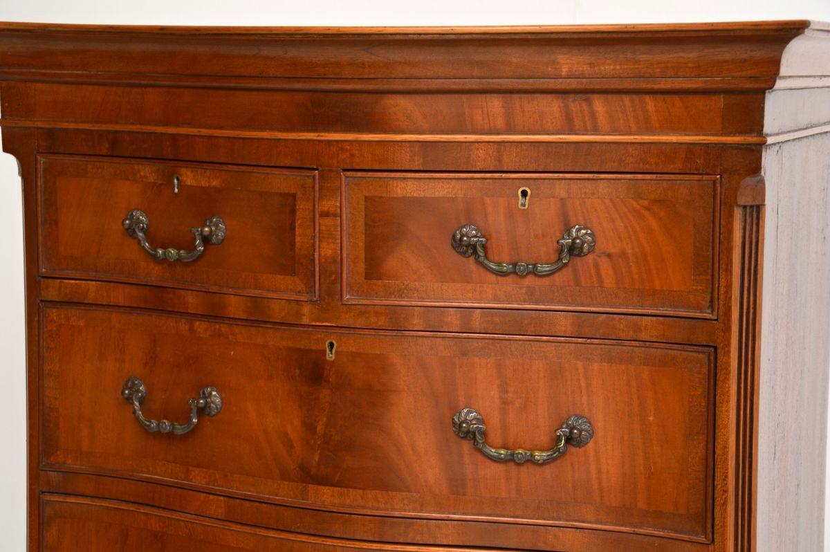 Bois Coffre serpentin ancien sur commode en vente