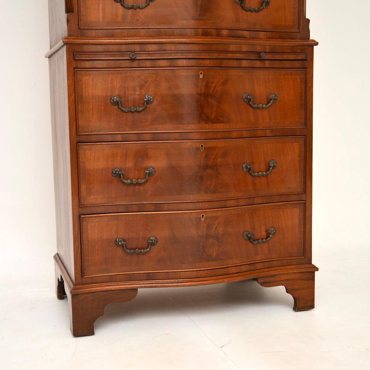 Coffre serpentin ancien sur commode en vente 1
