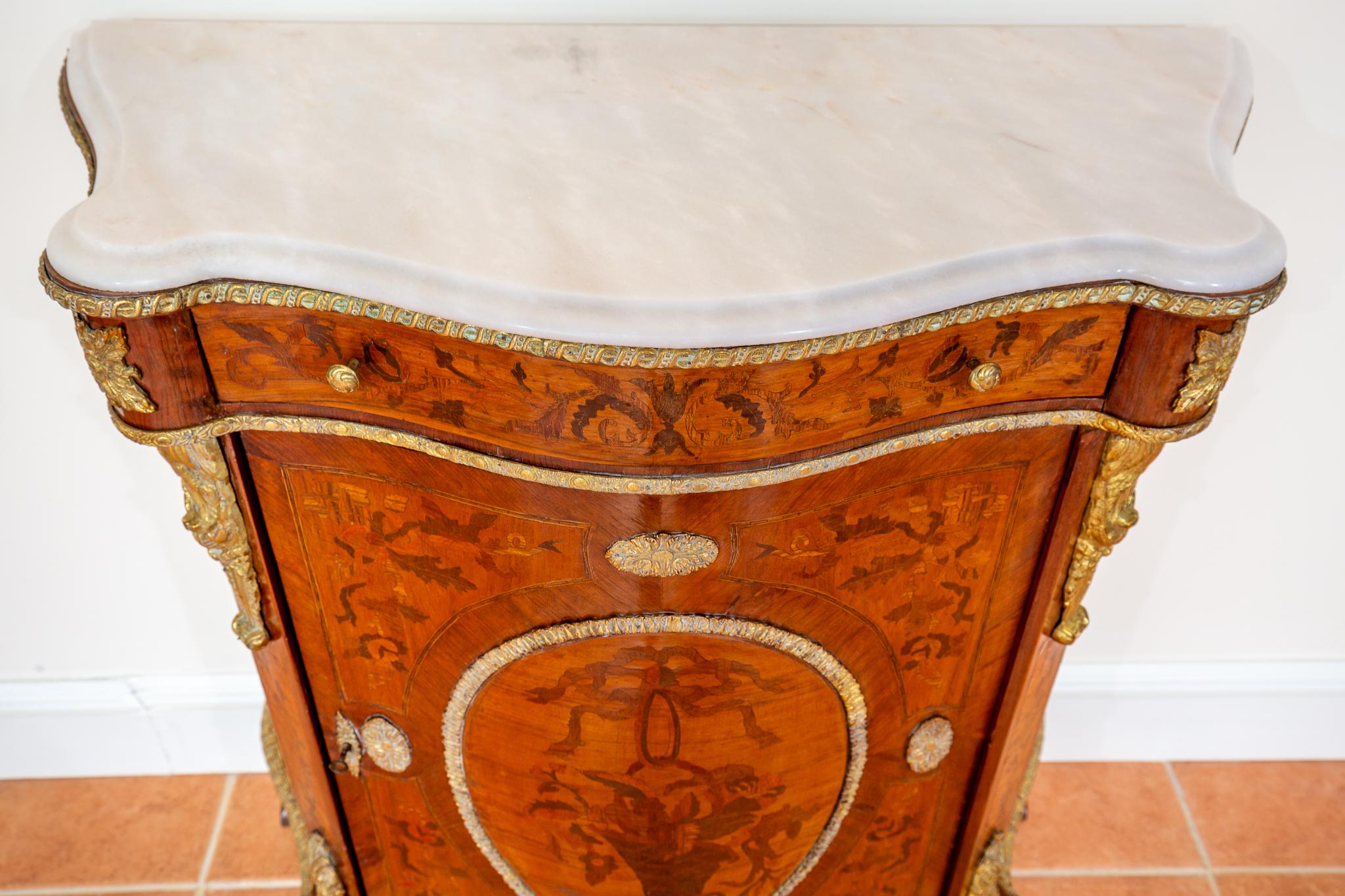 Un magnifico, splendido e sontuoso mobile a serpentina in legno francese intarsiato con piano in marmo. Risalente agli anni '20 circa e realizzato in stile Napoleone III, questo splendido e pratico ruba-scena è un mobile molto utile e valorizzerà