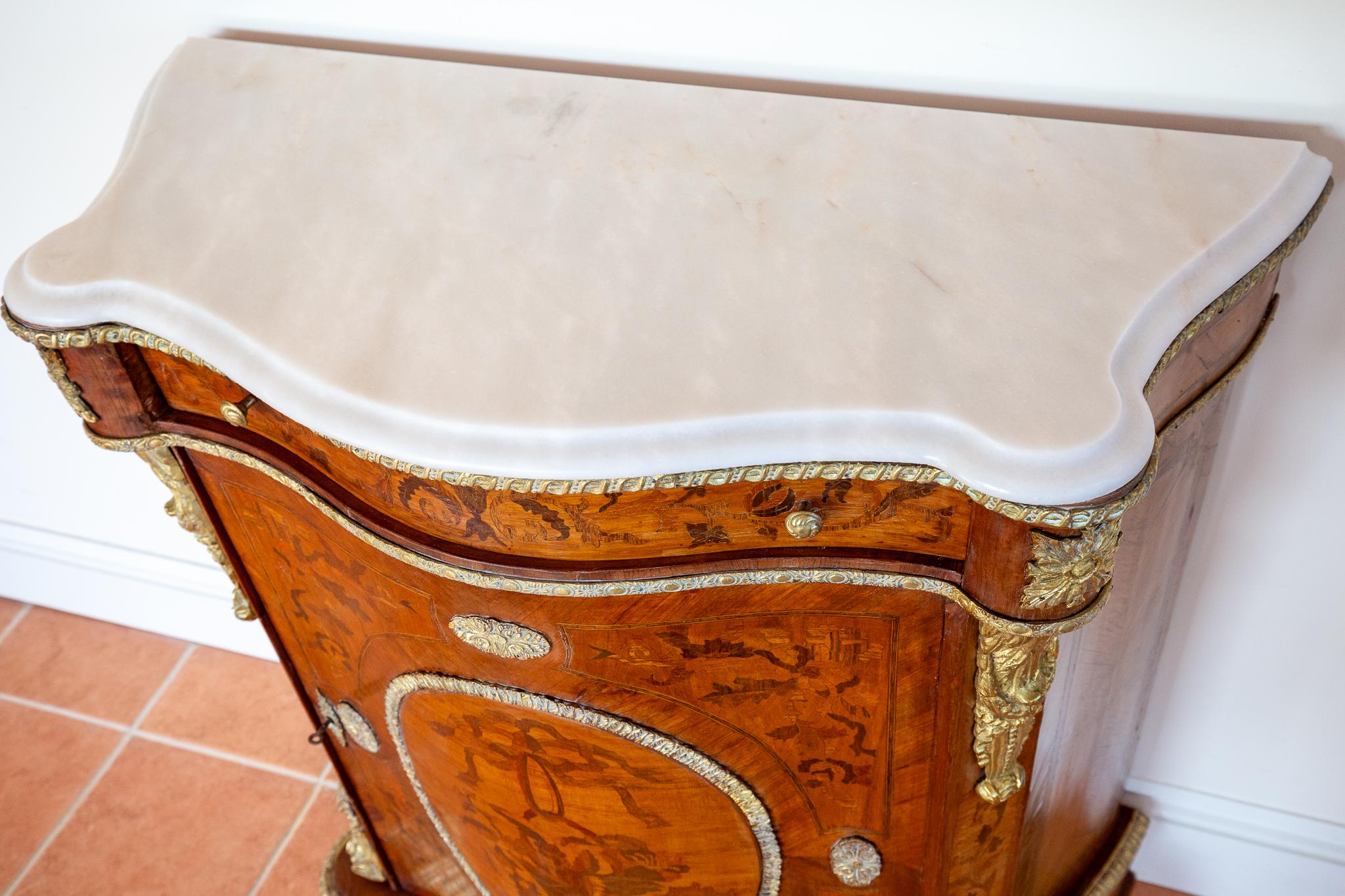 Antique French Cabinet intarsiato in legno Kingwood Marmo Ormolu Napoleone III In condizioni discrete a London, GB