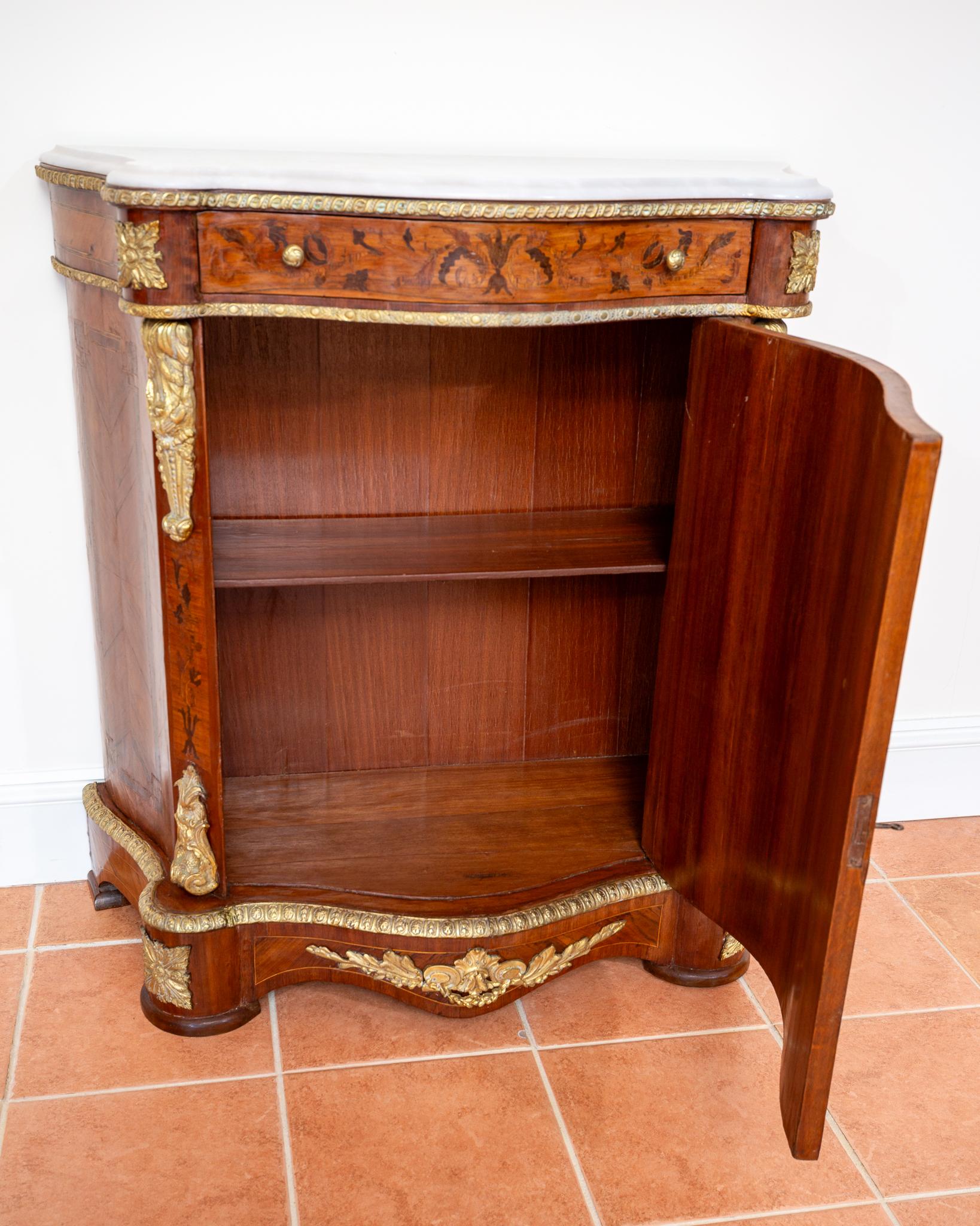 Metà XIX secolo Antique French Cabinet intarsiato in legno Kingwood Marmo Ormolu Napoleone III