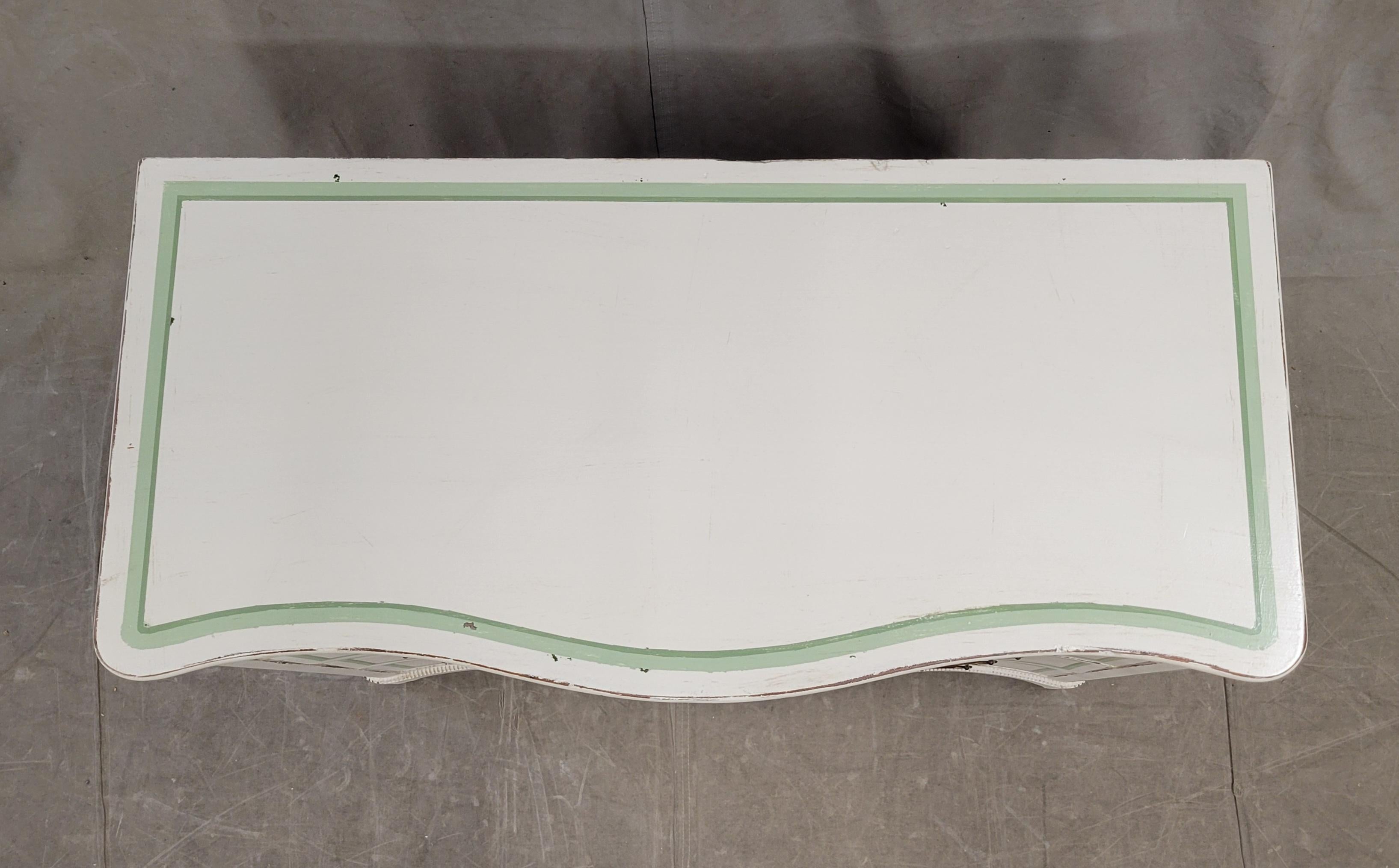 Laiton Ancienne commode serpentine peinte en blanc avec motif de lignes françaises vertes en vente