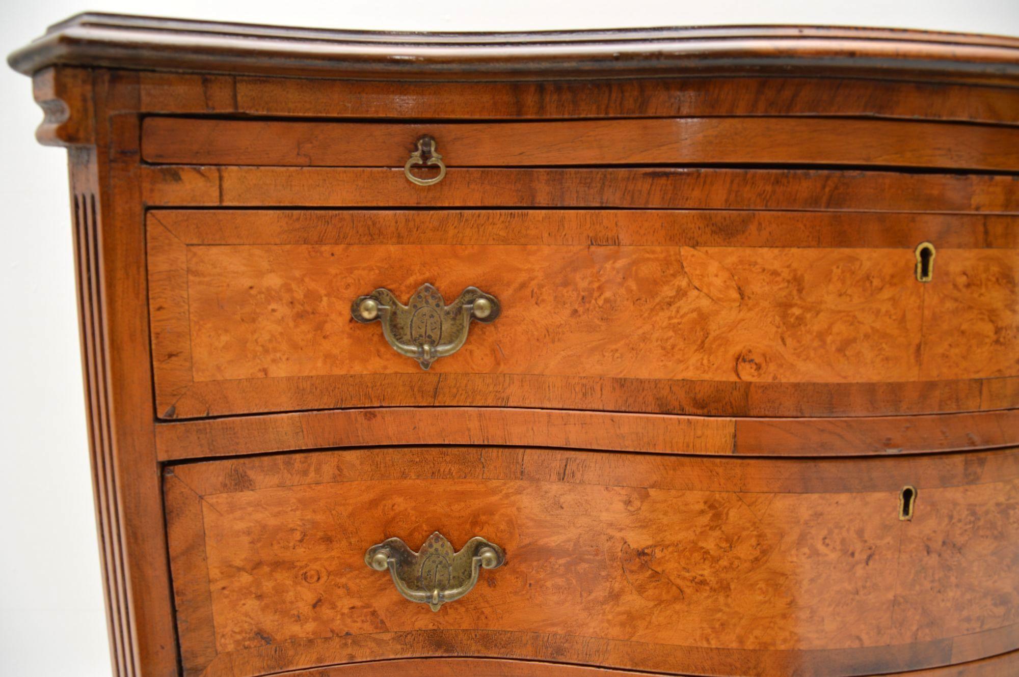 Antique Serpentine Fronted Burr Walnut Chest of Drawers In Good Condition In London, GB
