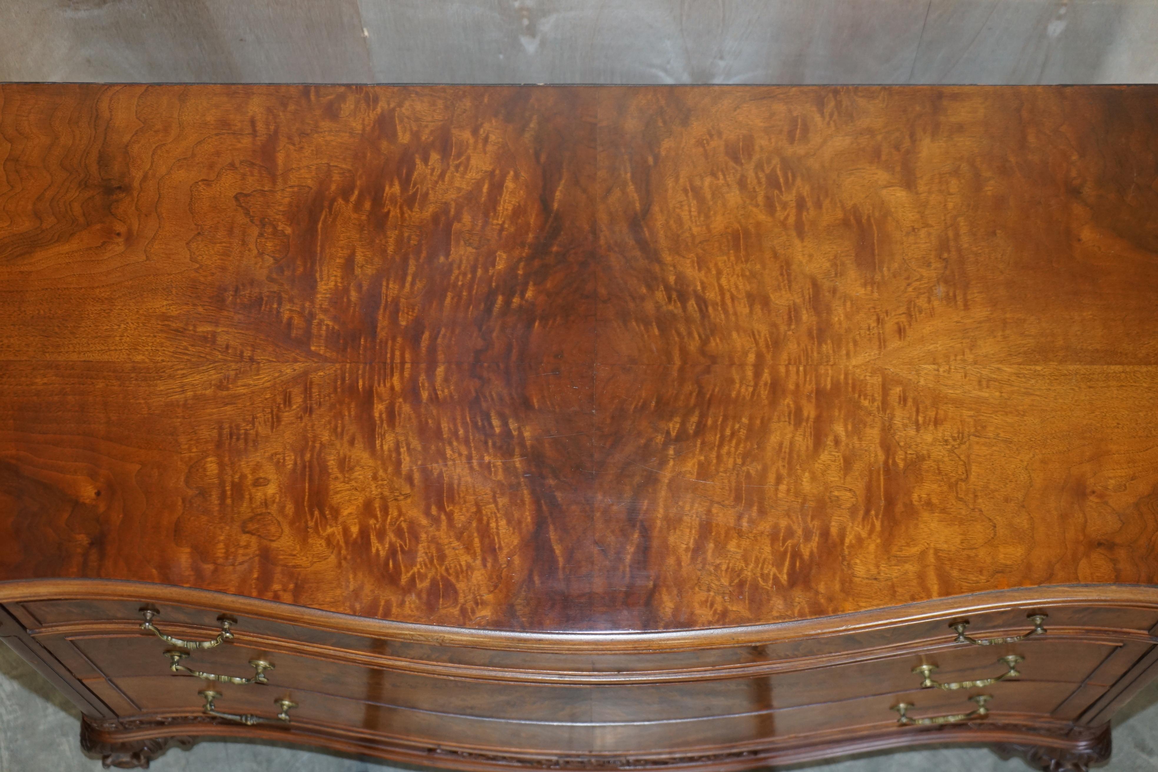 Antico comò in legno massiccio fiammato con ante a serpentina e piedini a sfera in vendita 5