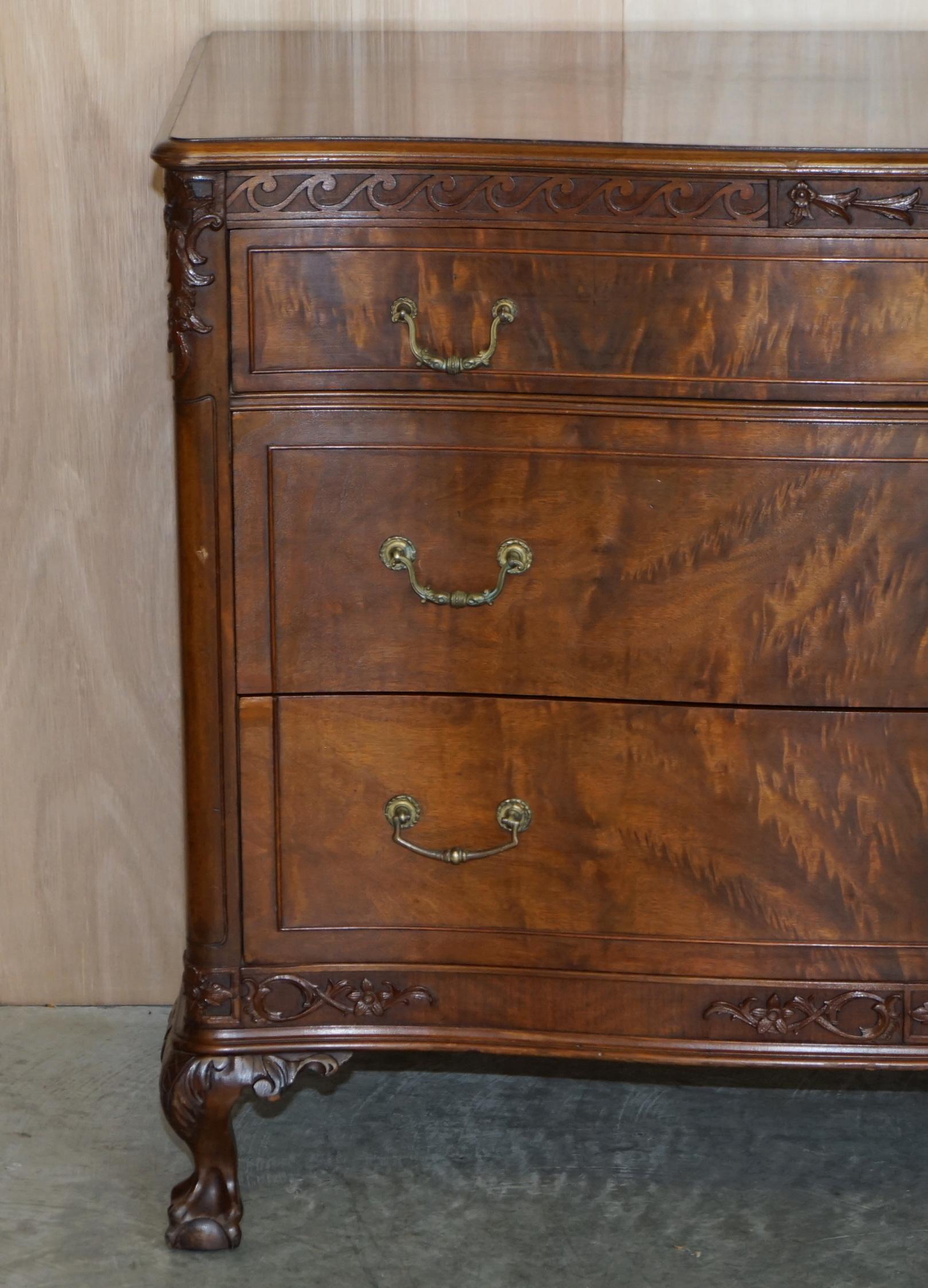 Inglese Antico comò in legno massiccio fiammato con ante a serpentina e piedini a sfera in vendita