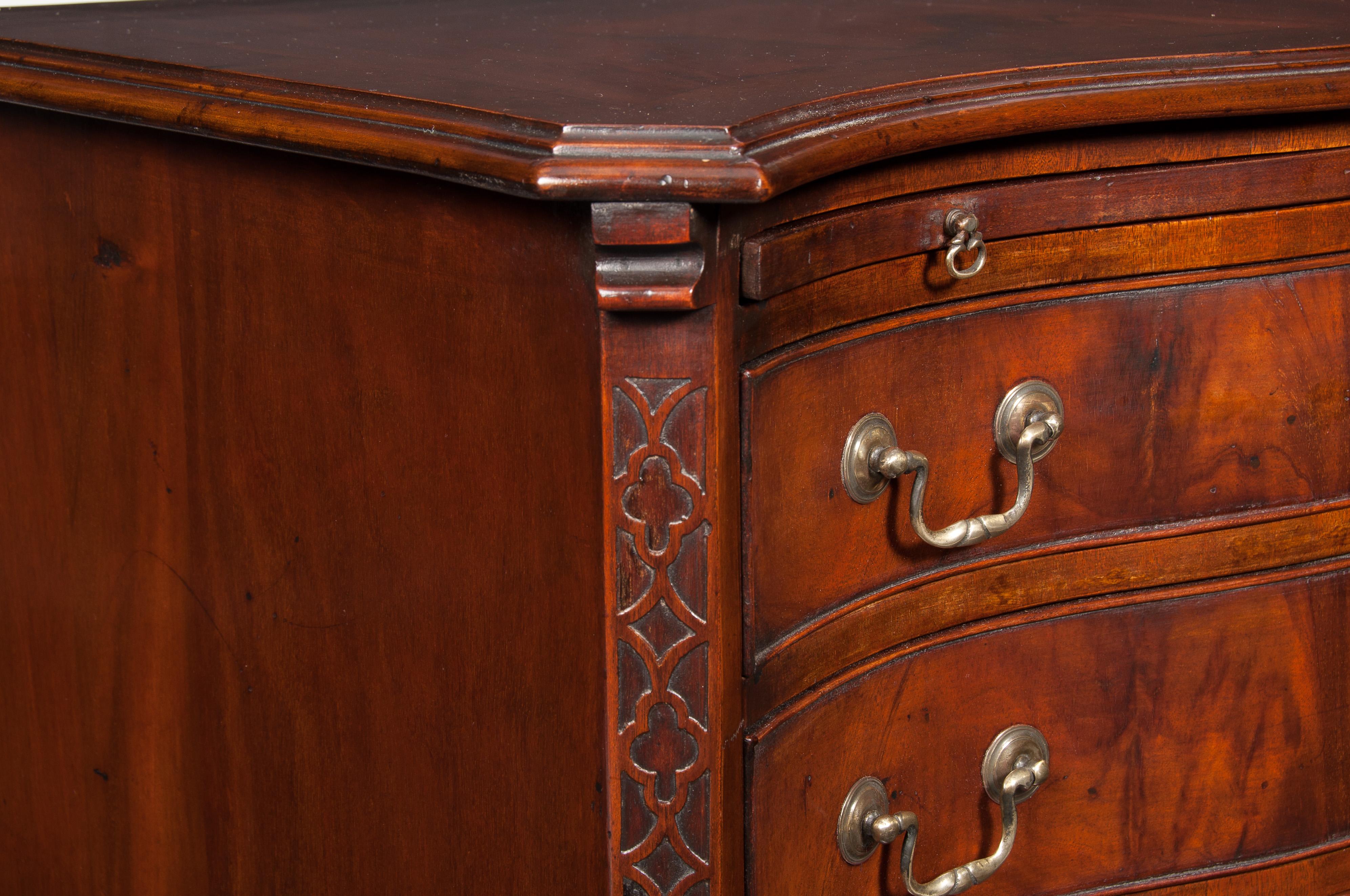 Antique Serpentine Fronted Mahogany Chest of Drawers 2
