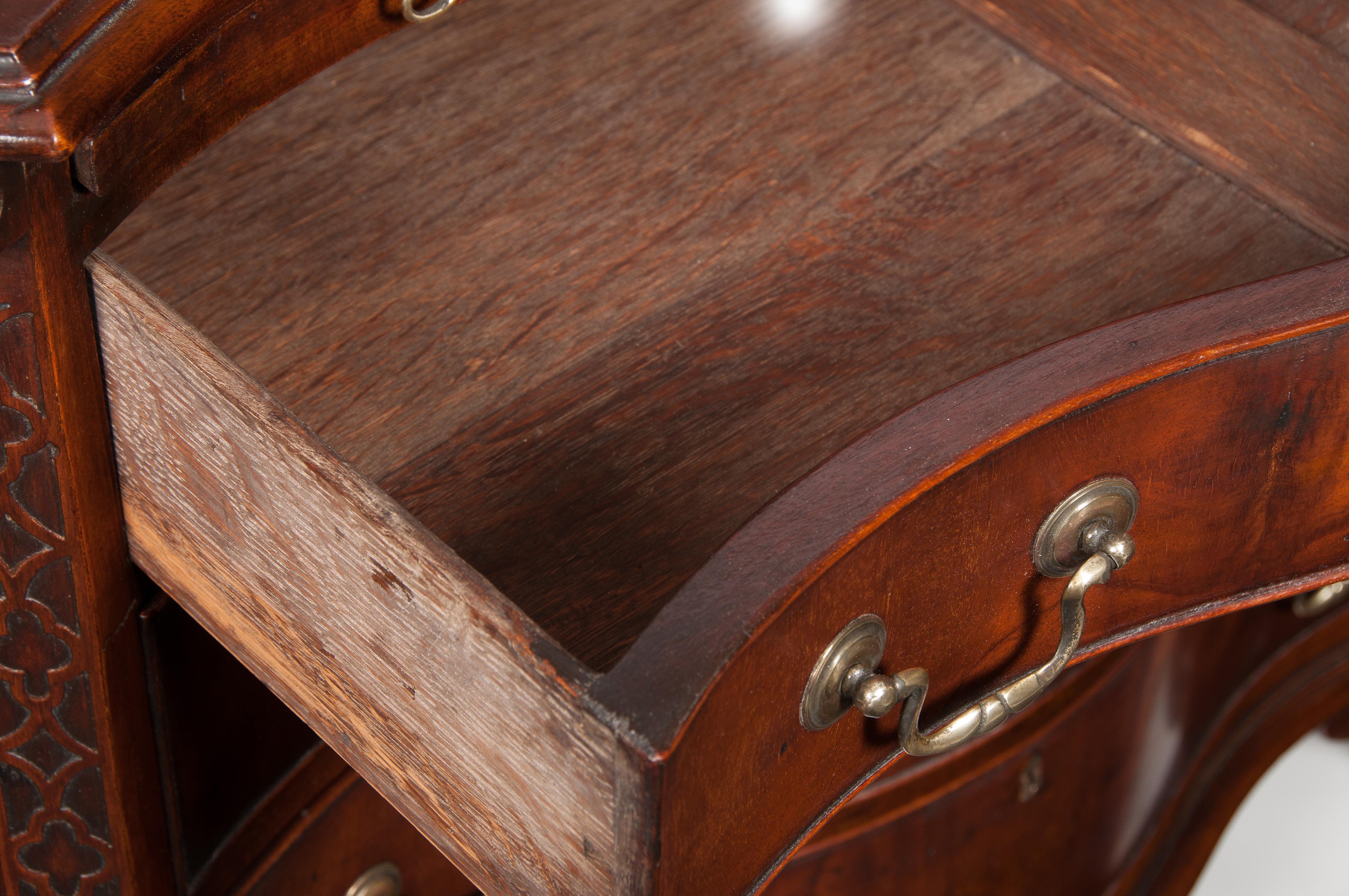 Antique Serpentine Fronted Mahogany Chest of Drawers 4