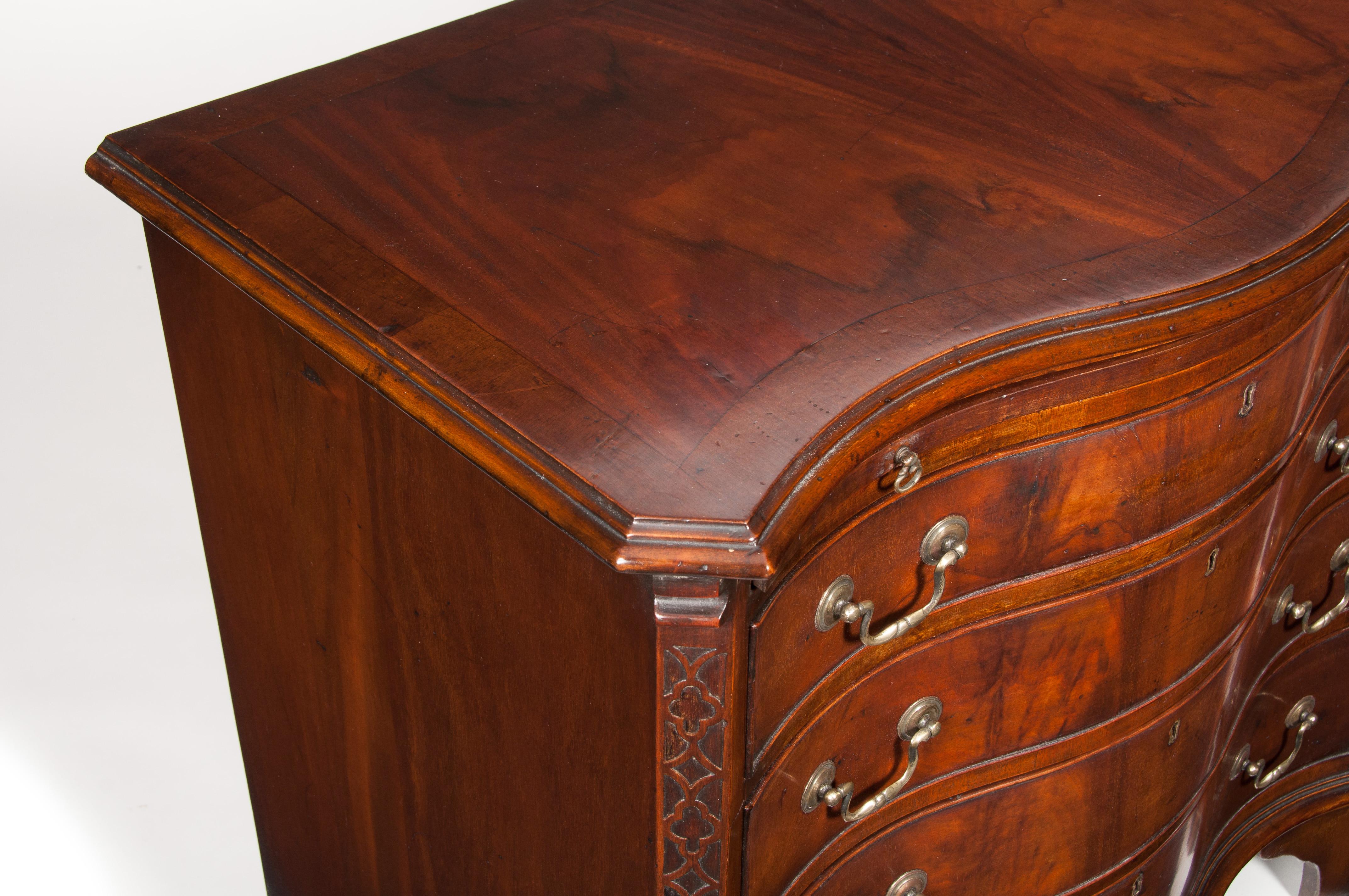 Antique Serpentine Fronted Mahogany Chest of Drawers In Good Condition In Benington, Herts