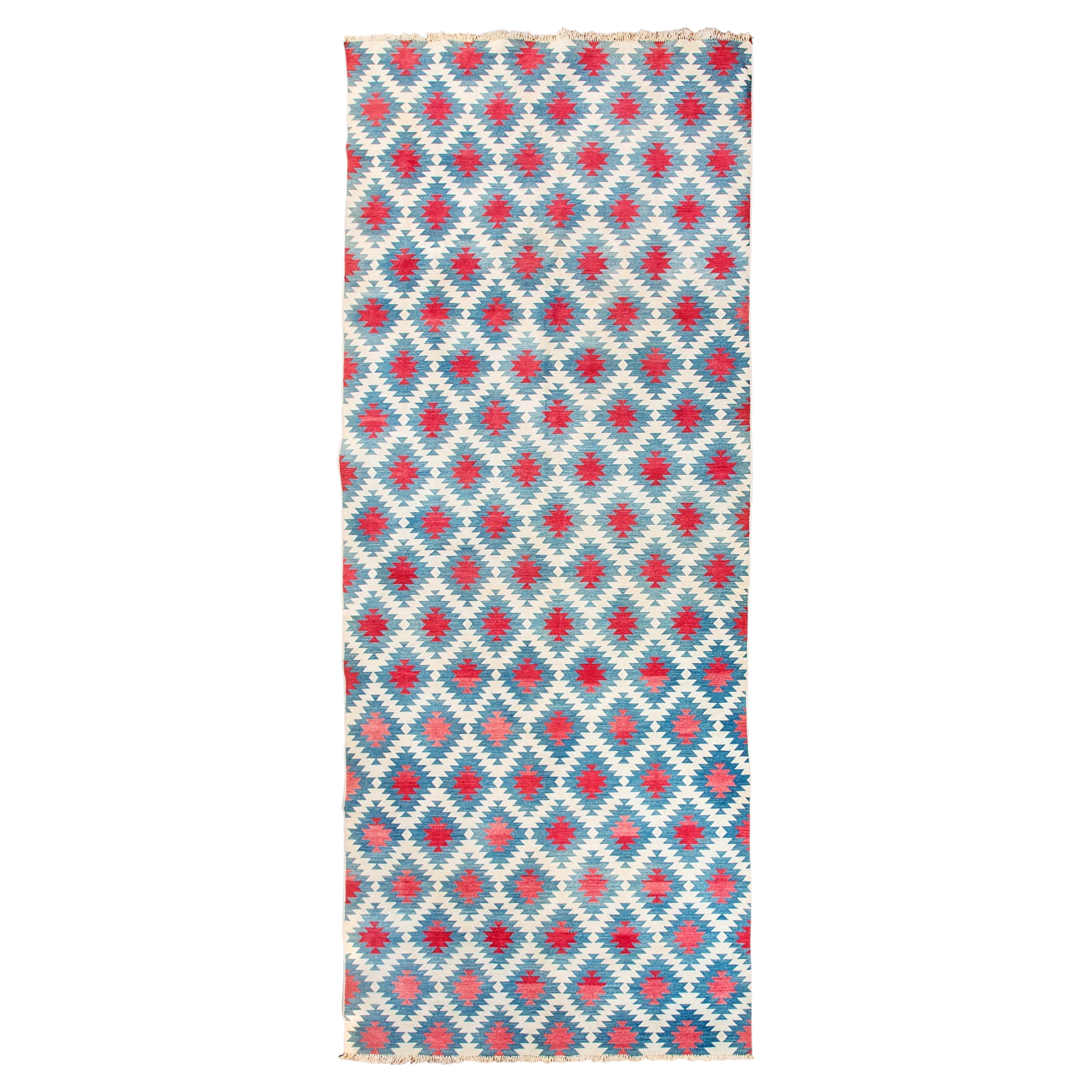 Tappeto Dhurrie indiano antico in cotone, nei toni del blu indaco sbiadito e del rosso, 1920 circa, a trama piatta in vendita