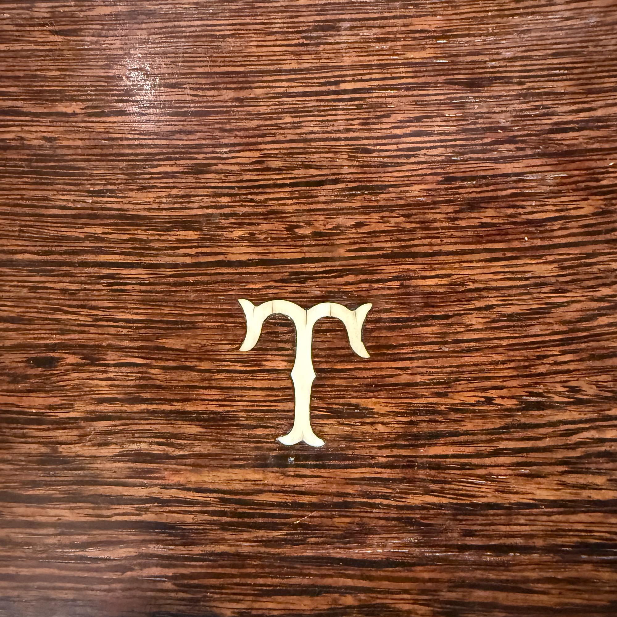 Vassoio di servizio antico in Wood esotico in vendita 11