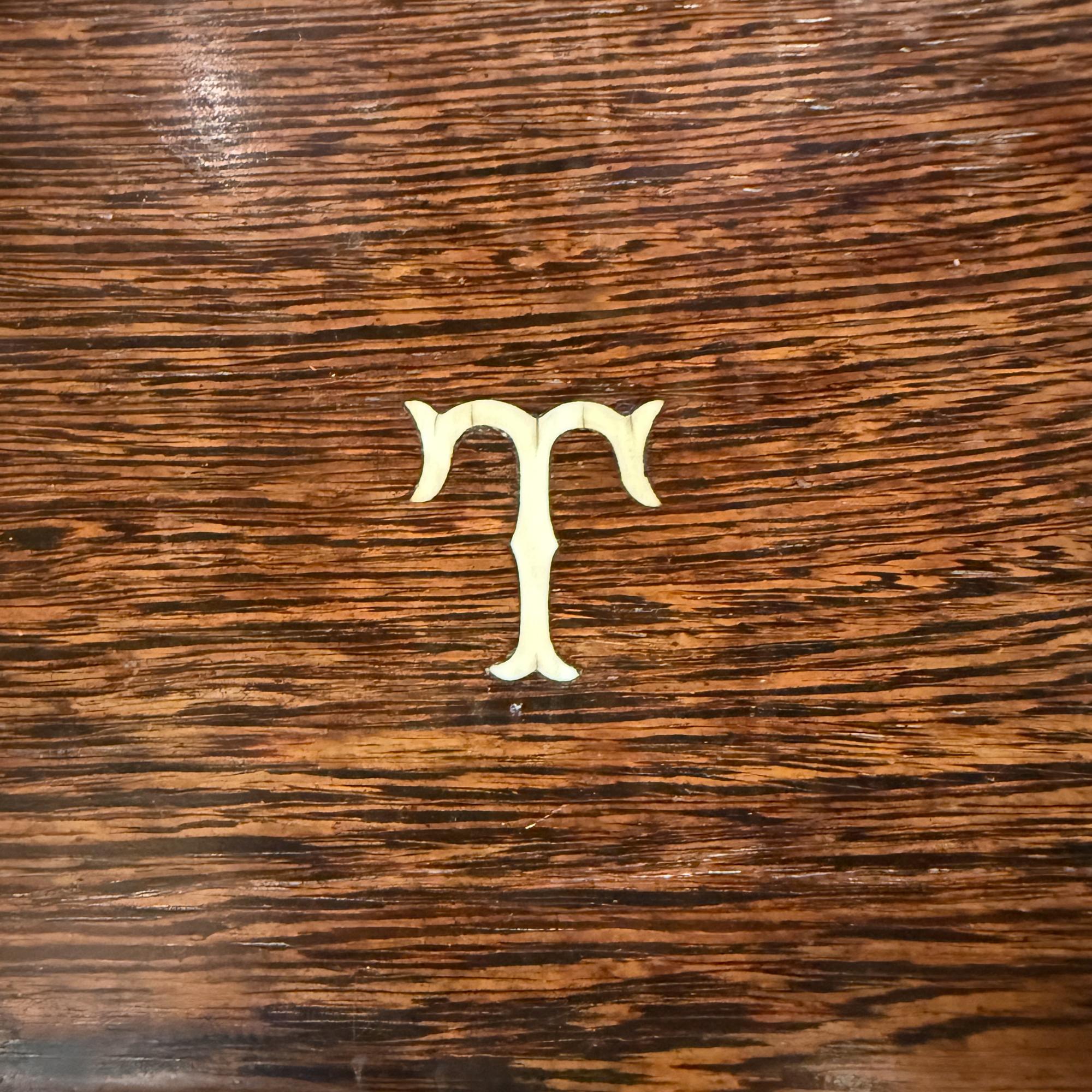 Vassoio di servizio antico in Wood esotico in vendita 12