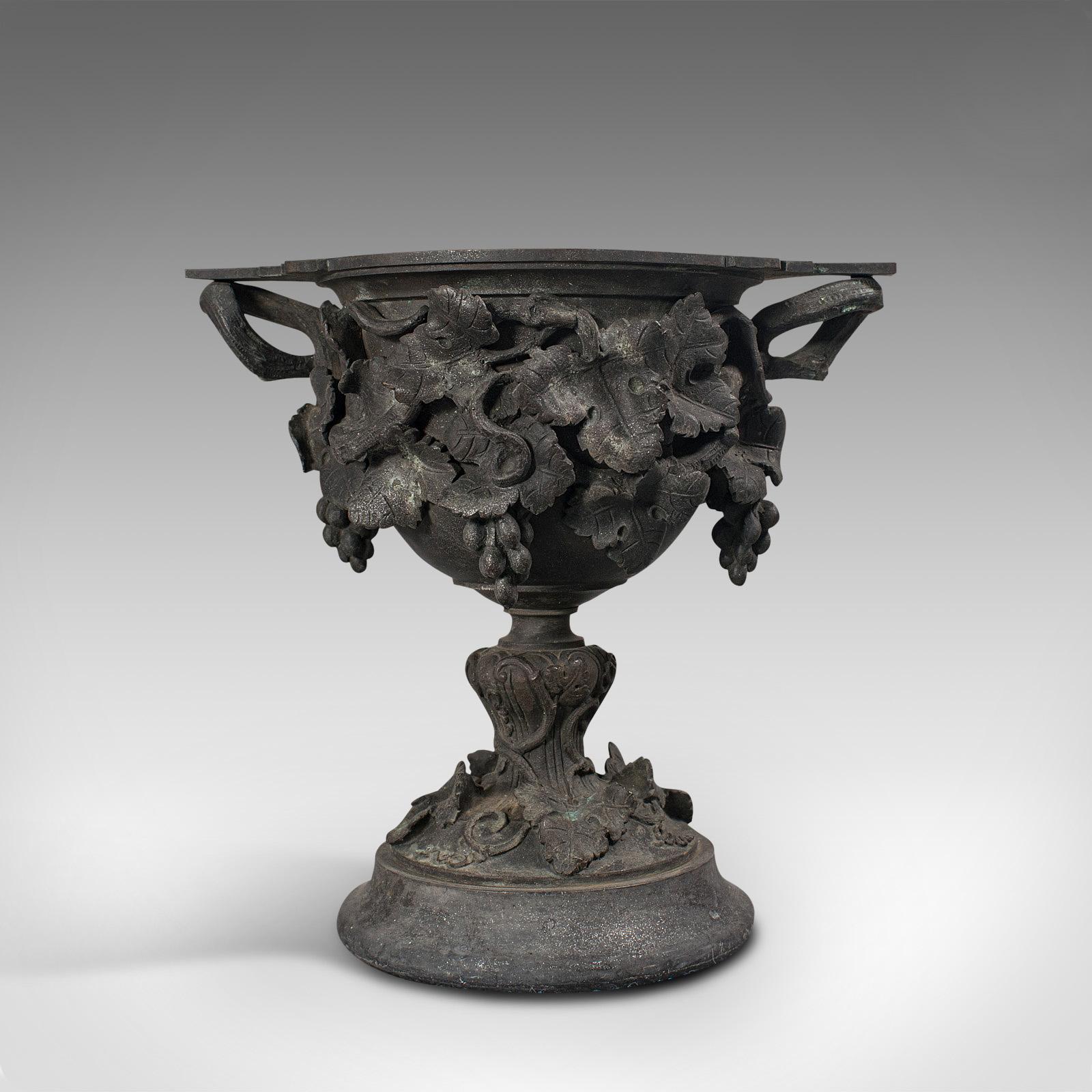 Dies ist eine antike Serviertasse. Ein kontinentaler Bronzepokal aus dem späten 18. Jahrhundert, um 1800.

Bietet ein herrlich natürliches, verwittertes Aussehen
Zeigt eine wünschenswerte gealterte Patina - erfreulicherweise frei von Schäden oder