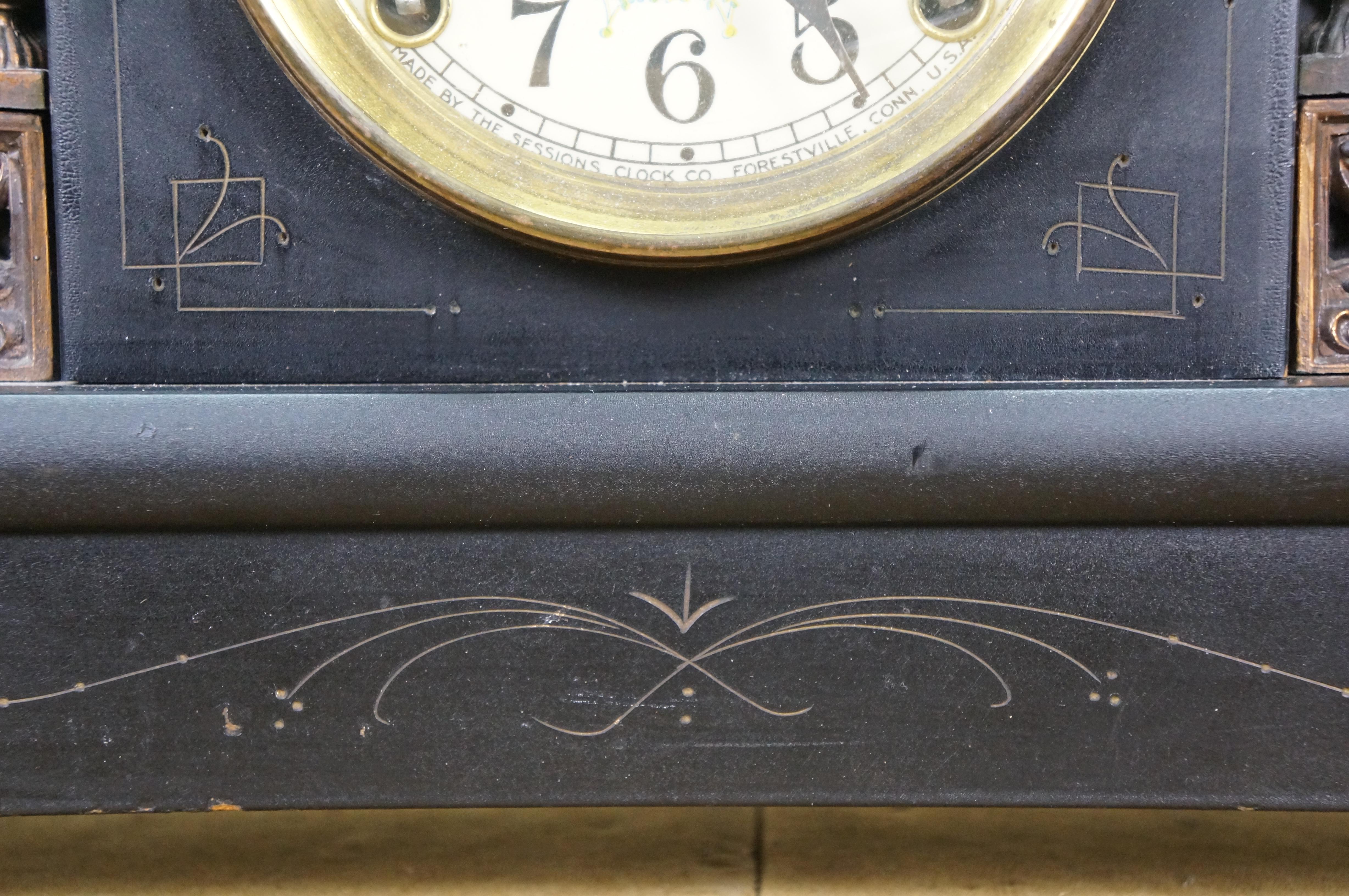 Antiguas Sesiones Figura neoclásica con lira Reloj de sobremesa de cuerda de llave 18