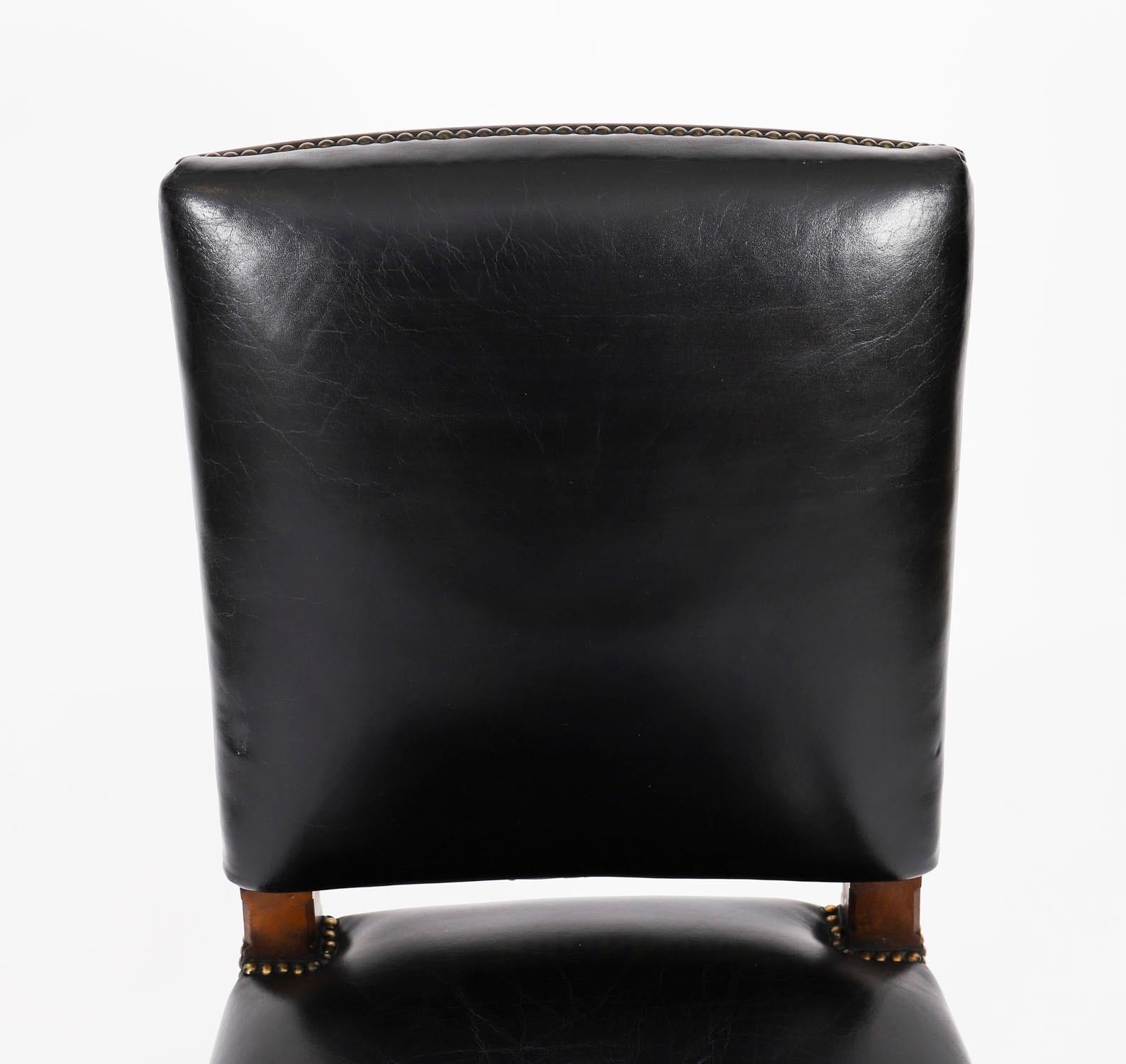 Antique Set 12 chaises de salle à manger françaises en noyer et cuir noir19thCentury en vente 5