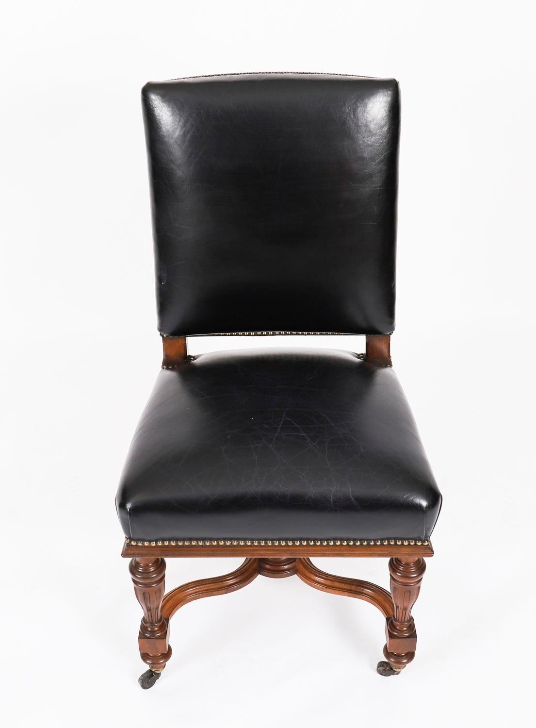 Antique Set 12 chaises de salle à manger françaises en noyer et cuir noir19thCentury en vente 6