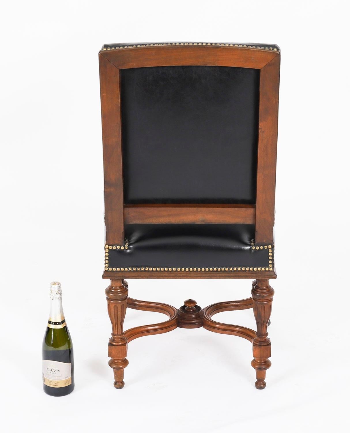 Antique Set 12 chaises de salle à manger françaises en noyer et cuir noir19thCentury en vente 7