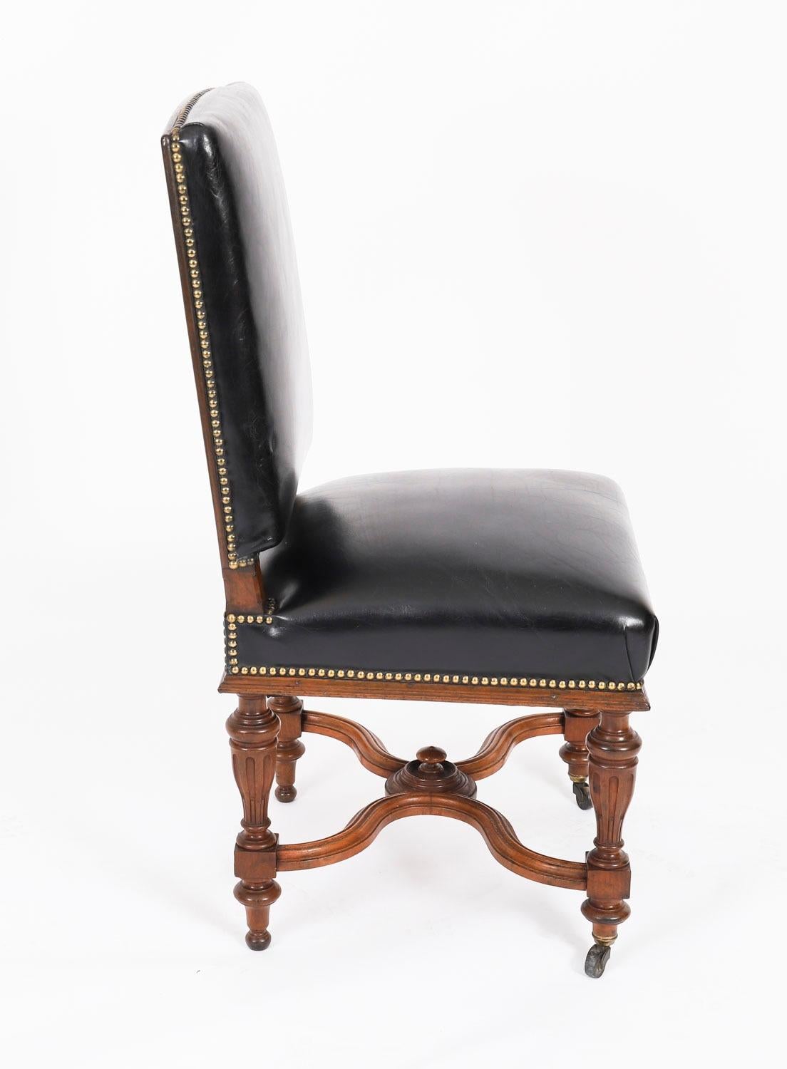 Antique Set 12 chaises de salle à manger françaises en noyer et cuir noir19thCentury Bon état - En vente à London, GB
