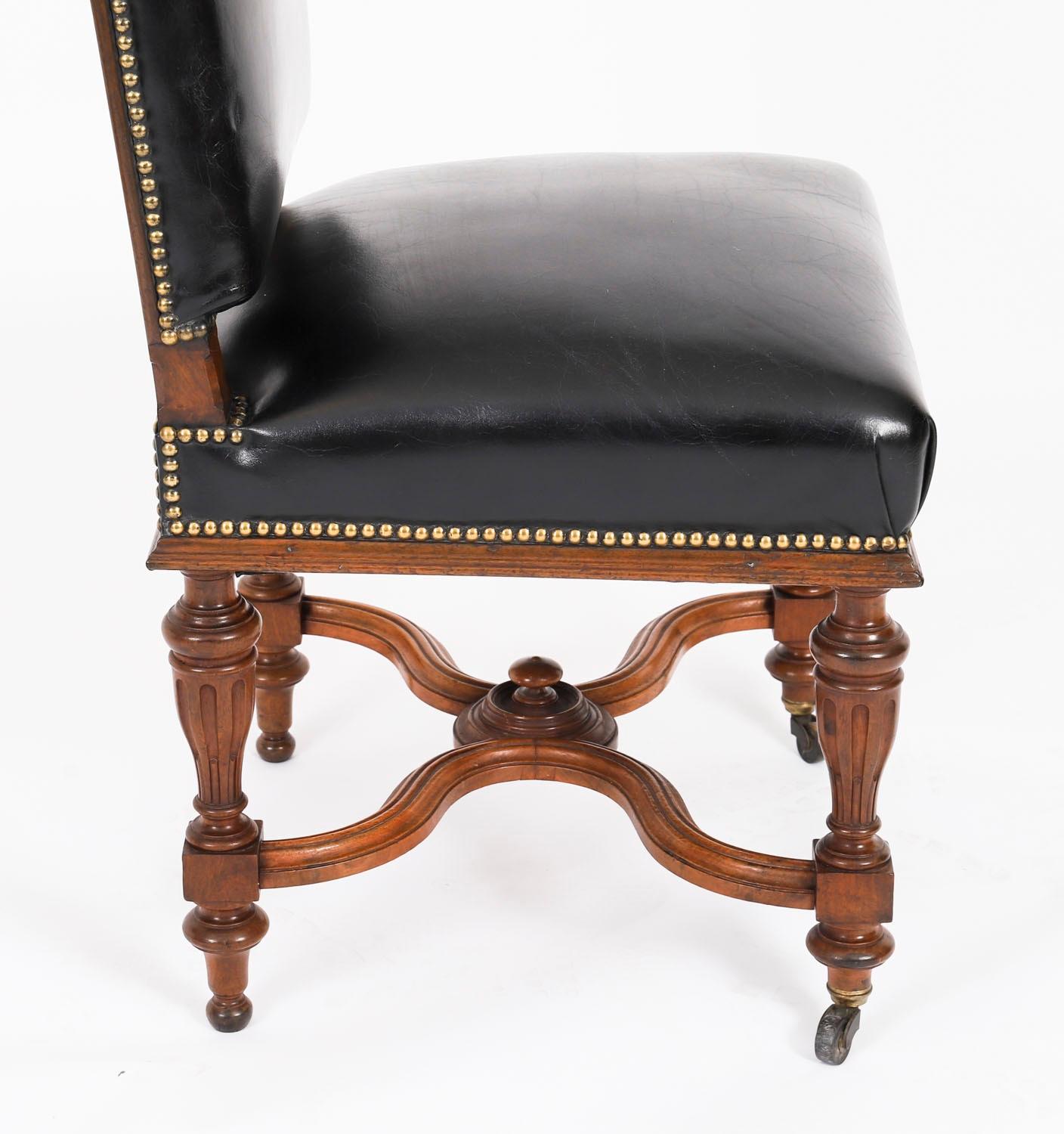 XIXe siècle Antique Set 12 chaises de salle à manger françaises en noyer et cuir noir19thCentury en vente