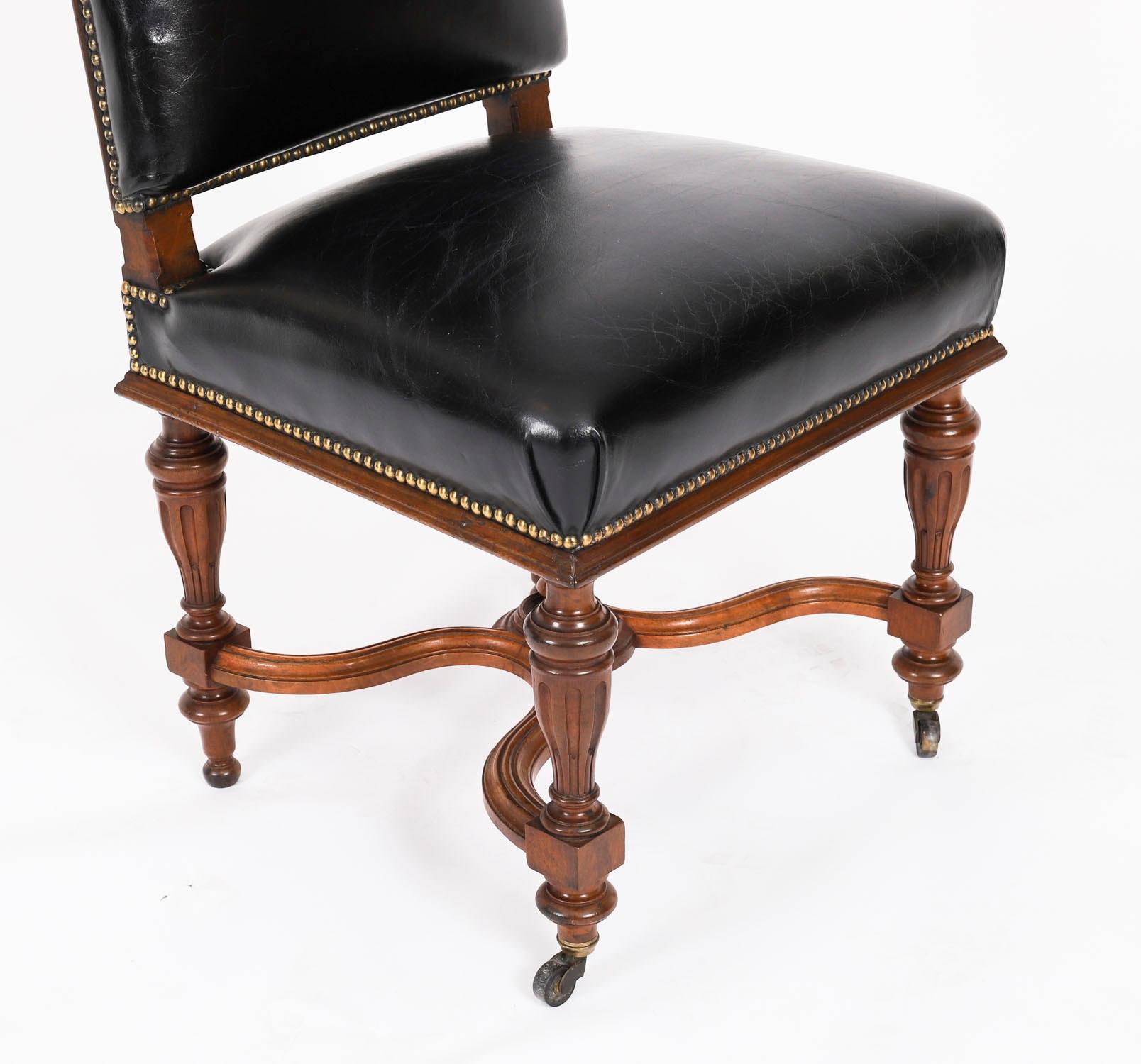 Cuir Antique Set 12 chaises de salle à manger françaises en noyer et cuir noir19thCentury en vente