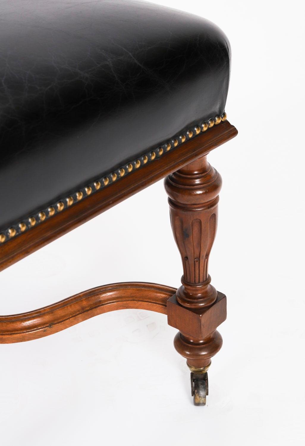Antique Set 12 chaises de salle à manger françaises en noyer et cuir noir19thCentury en vente 1