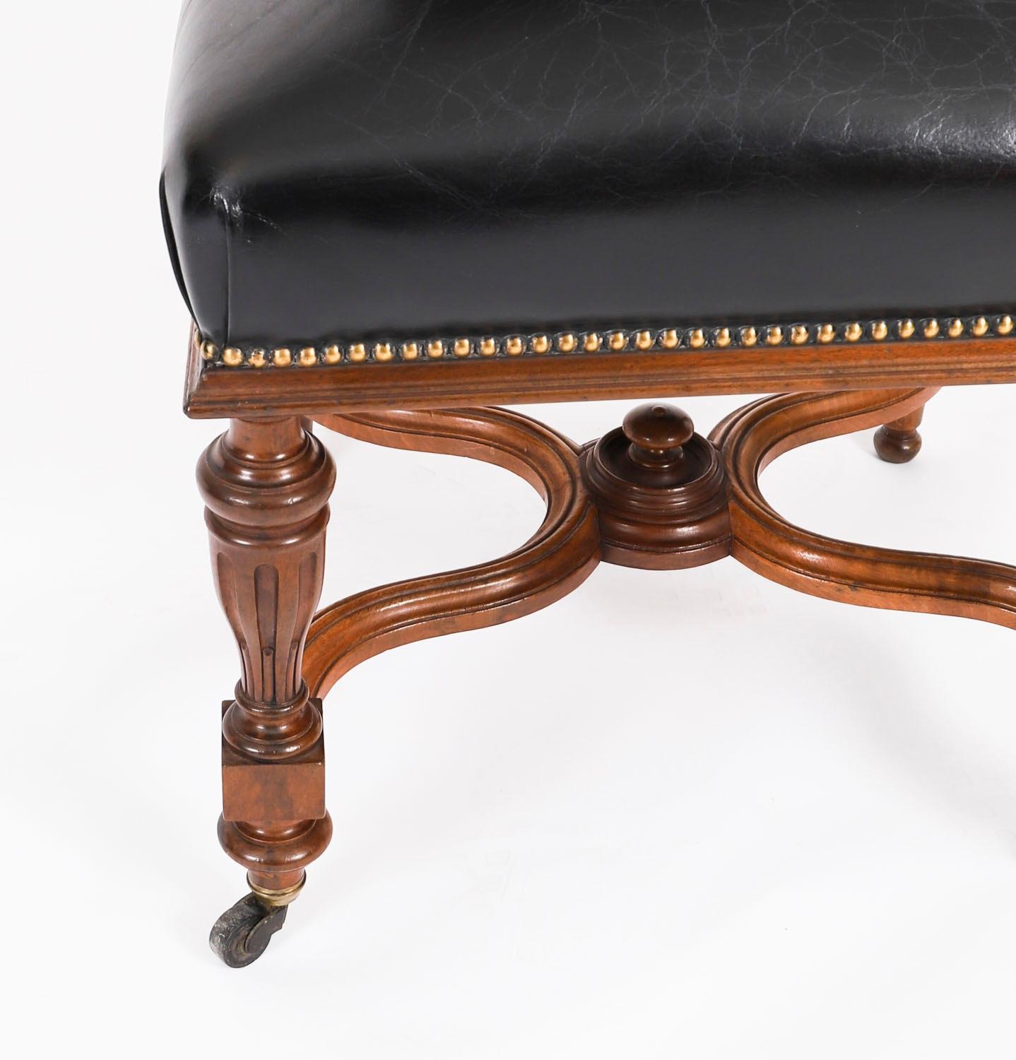 Antique Set 12 chaises de salle à manger françaises en noyer et cuir noir19thCentury en vente 2