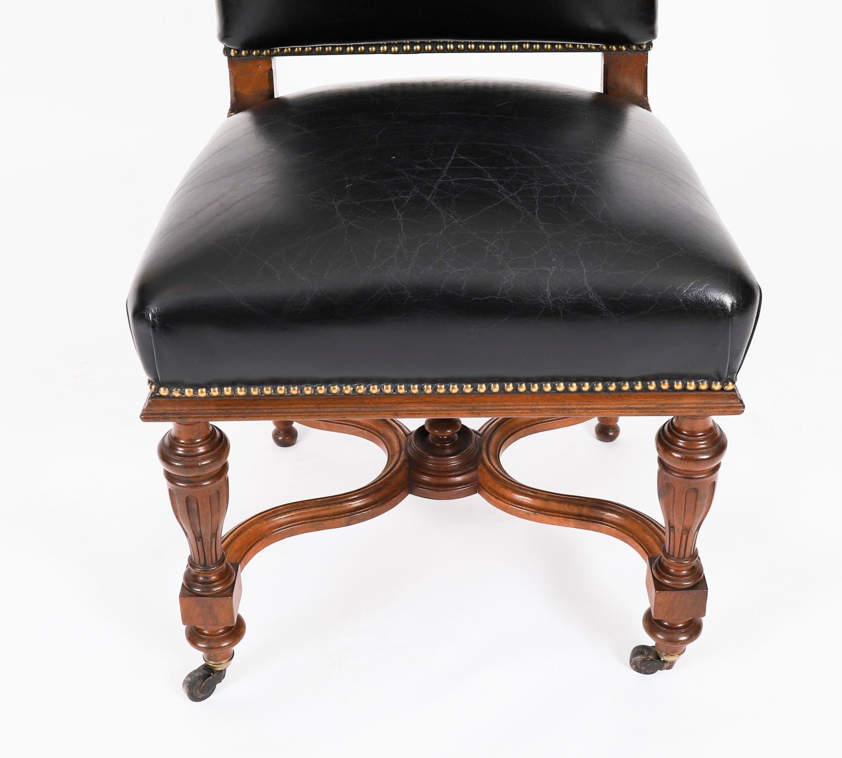 Antique Set 12 chaises de salle à manger françaises en noyer et cuir noir19thCentury en vente 3