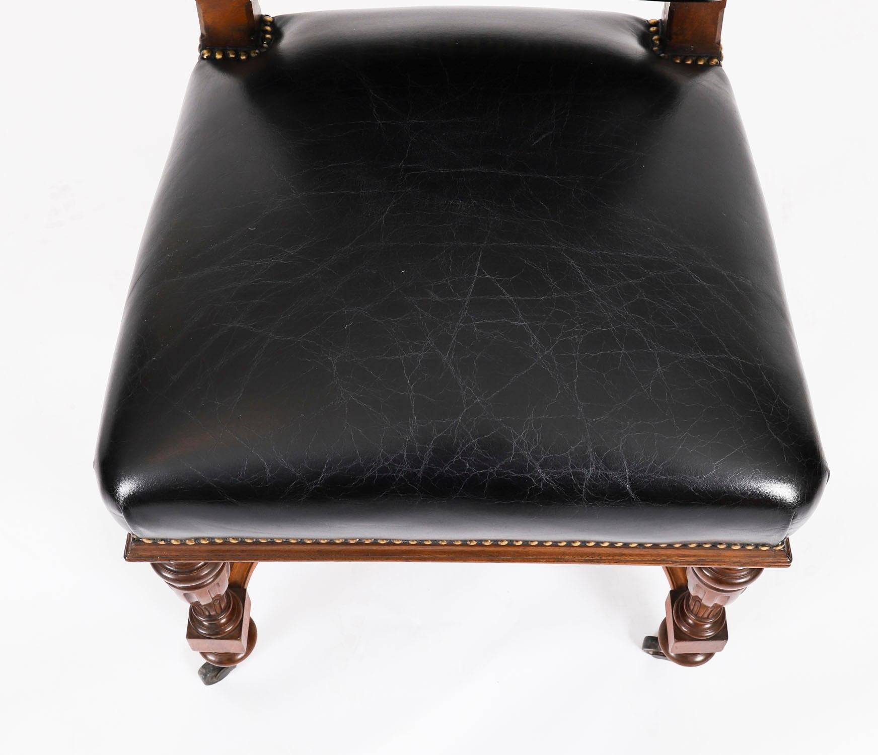 Antique Set 12 chaises de salle à manger françaises en noyer et cuir noir19thCentury en vente 4