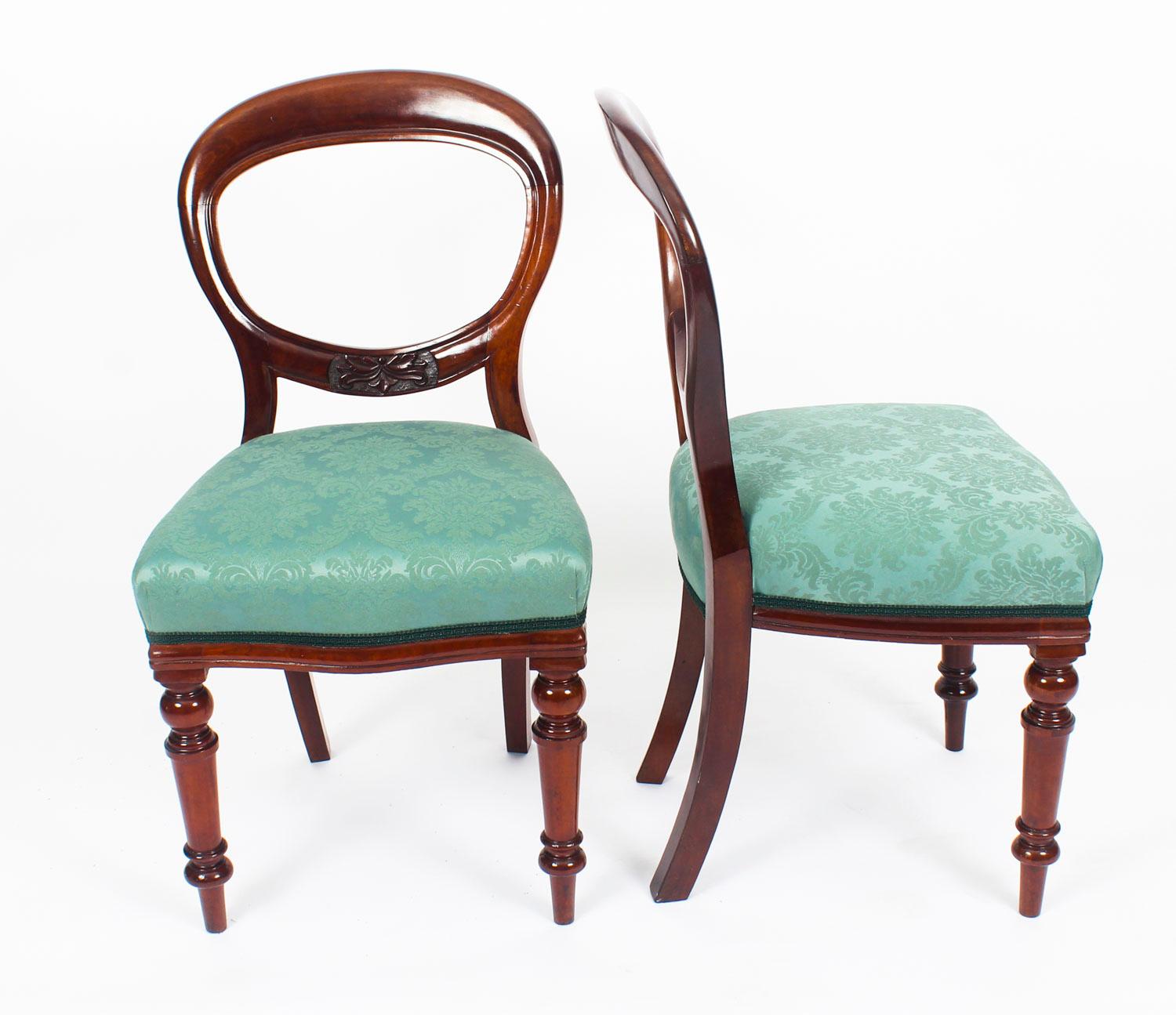 A superb and rare long set of fourteen antique early Victorian walnut balloon back dining chairs, circa 1850 in date.

The molded backs with foliate carved rails over serpentine stuff over seats. They are raised on elegant turned forelegs