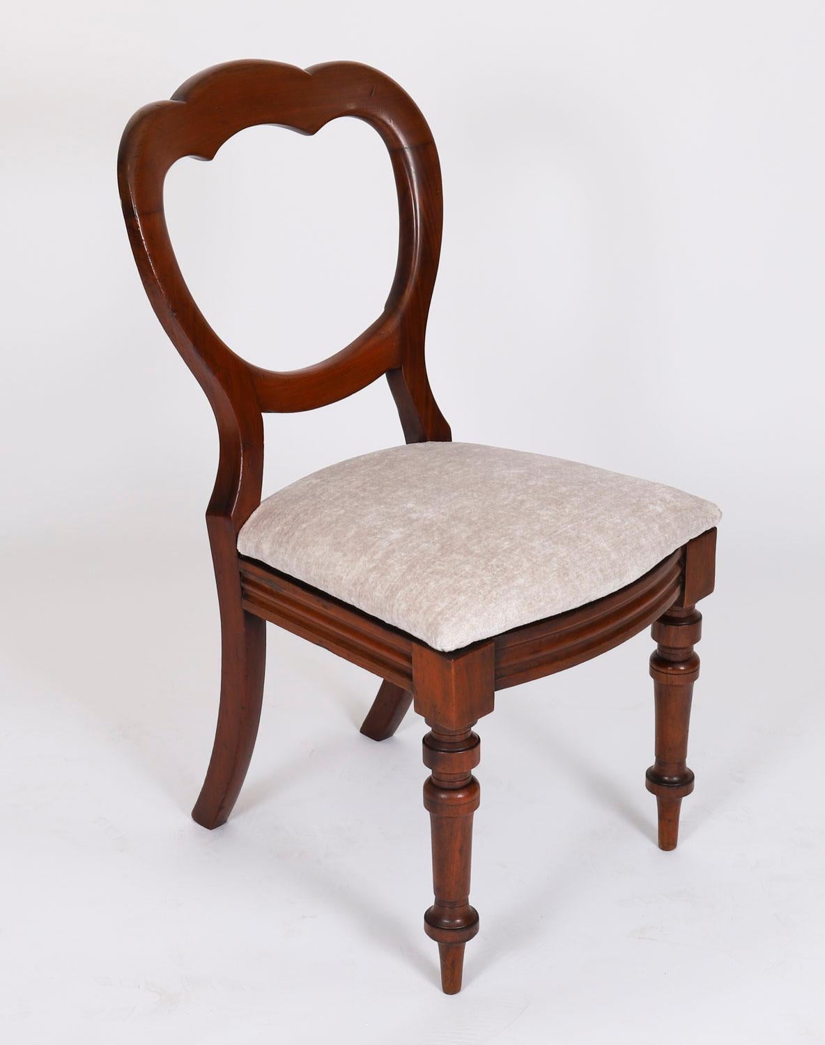 Vittoriano Antico set di 18 sedie da pranzo vittoriane del XIX secolo in vendita