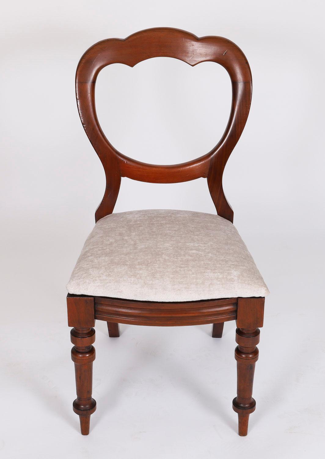 Inglese Antico set di 18 sedie da pranzo vittoriane del XIX secolo in vendita