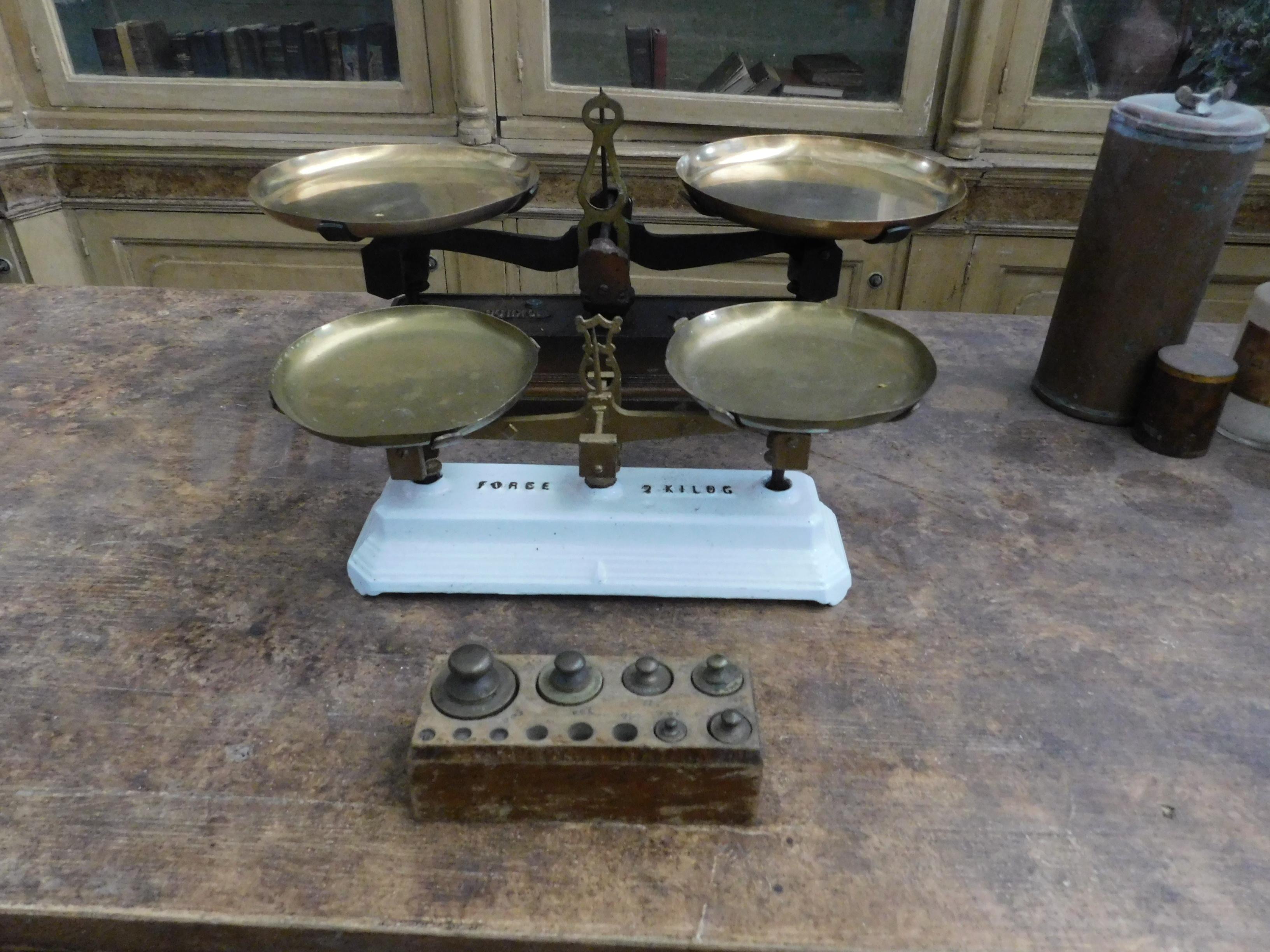 Antique set composed of 2 brass scale (balance) with also set of weights for one, probably from a pharmacy of France, composed of white and black ceramic and bronze plates, 19th century, beautiful and well kept, the price refers to the set complete,