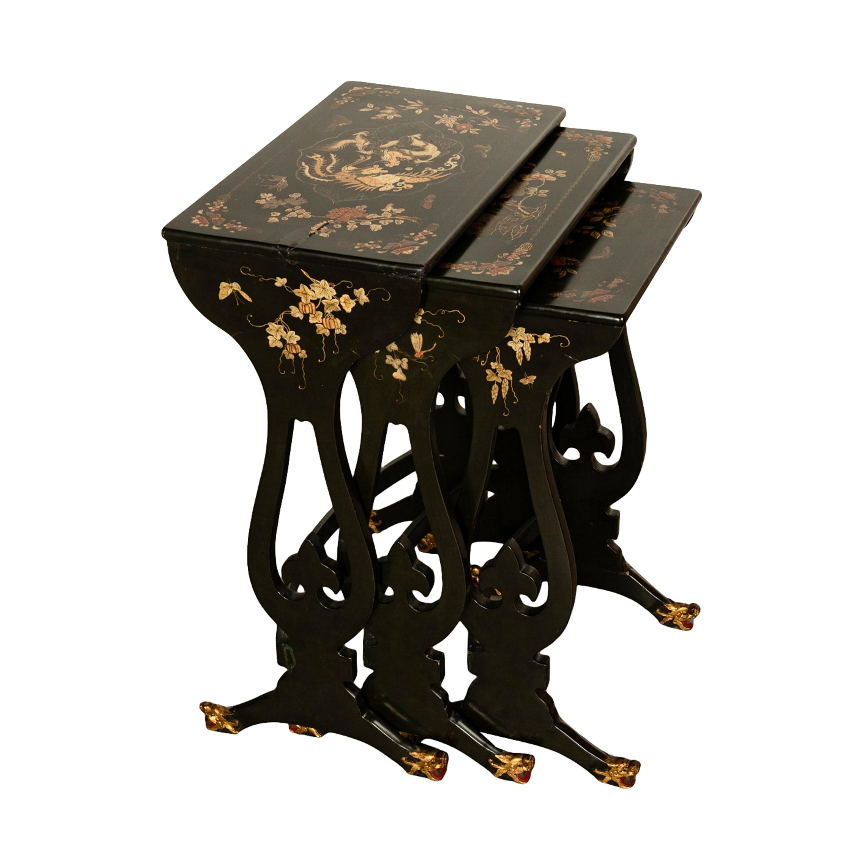 Ensemble ancien de 3 tables d'exportation chinoise en laque dorée à pieds de dragon 1890 en vente 2