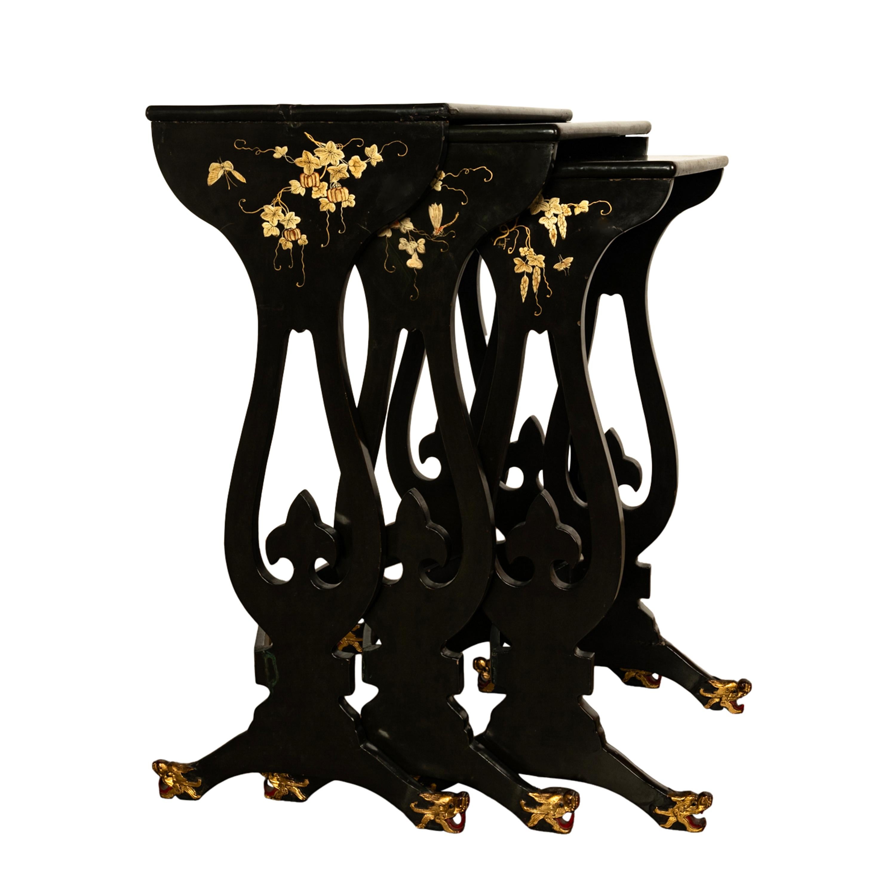 Ensemble ancien de 3 tables d'exportation chinoise en laque dorée à pieds de dragon 1890 en vente 3