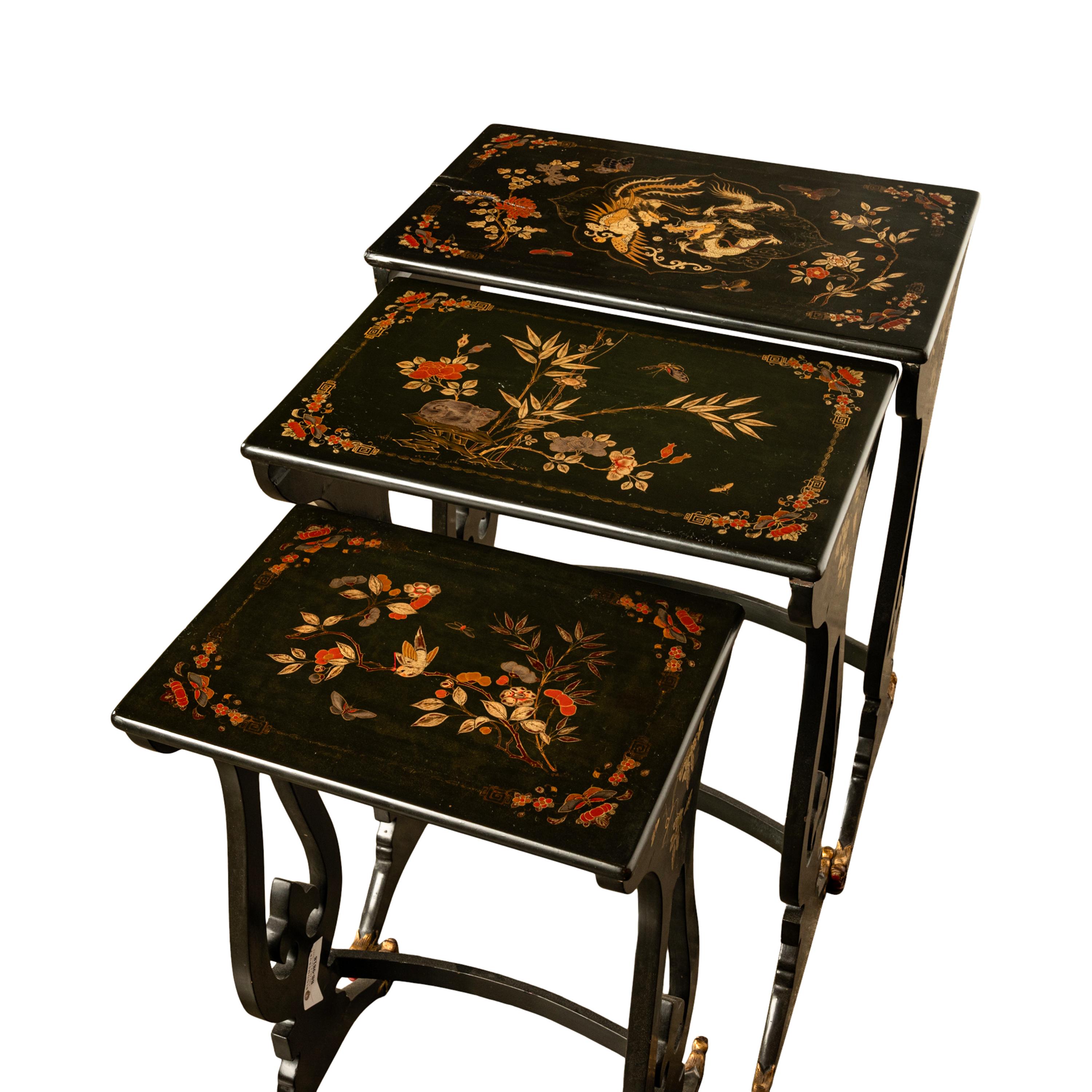 Ensemble ancien de 3 tables d'exportation chinoise en laque dorée à pieds de dragon 1890 en vente 4