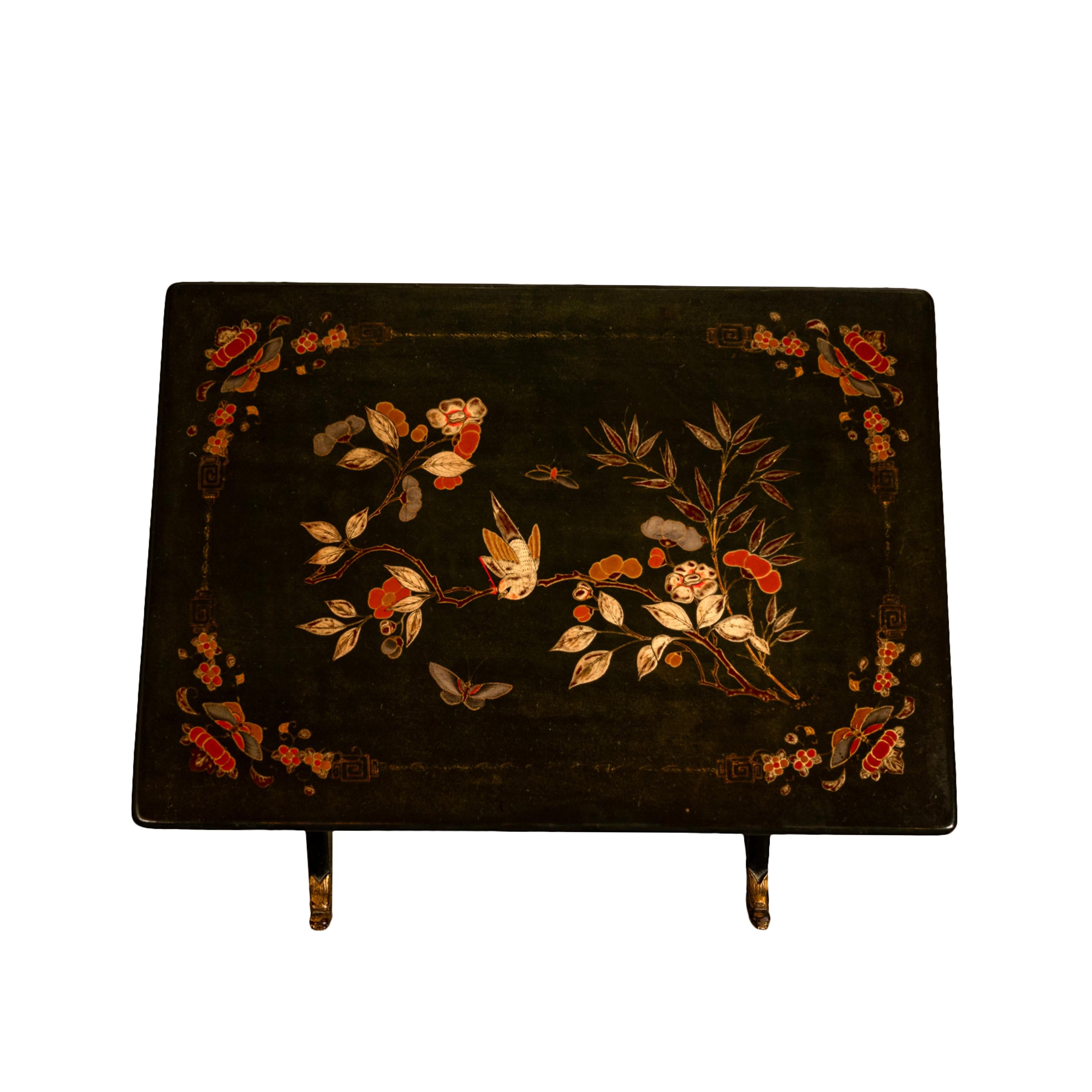 Ensemble ancien de 3 tables d'exportation chinoise en laque dorée à pieds de dragon 1890 en vente 5