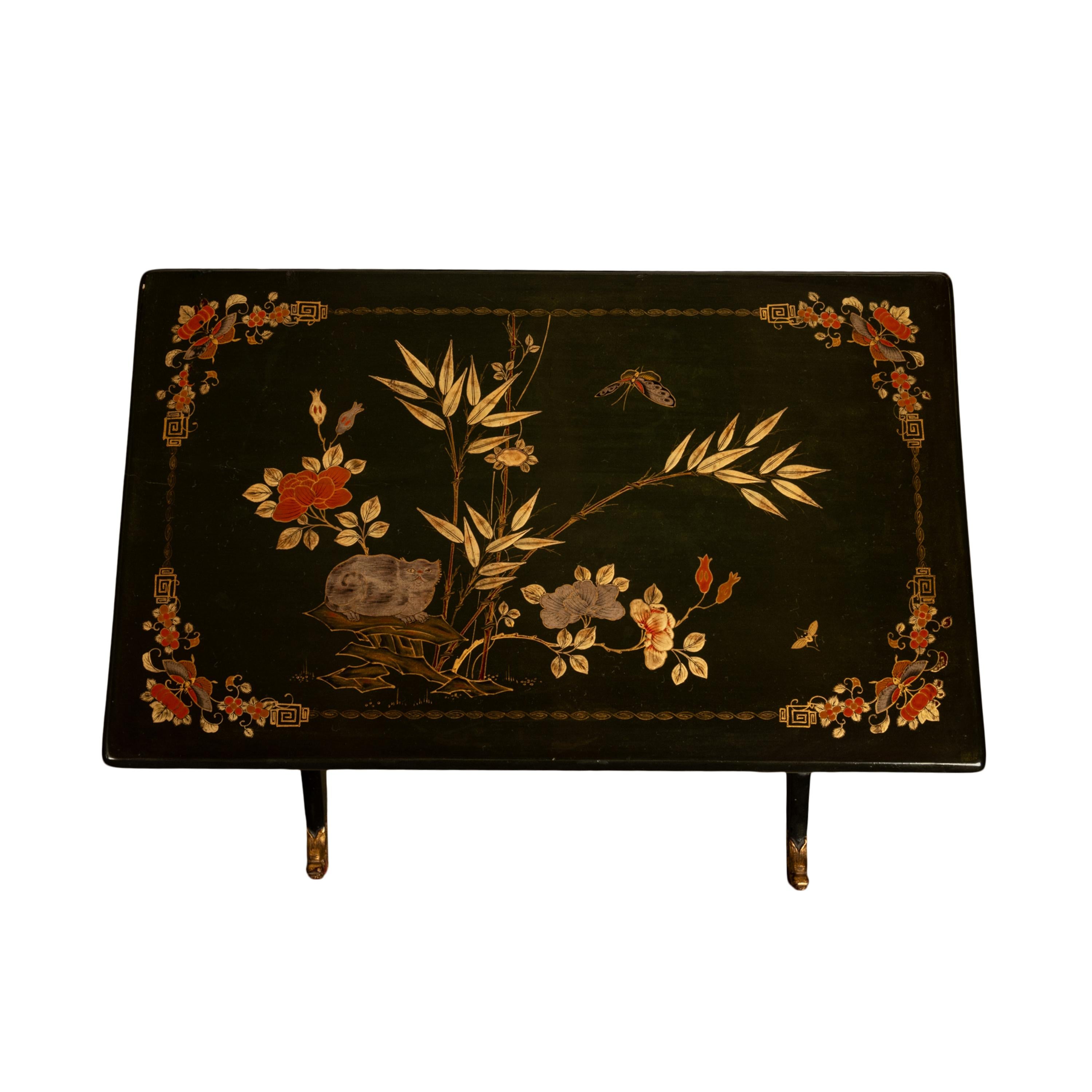 Ensemble ancien de 3 tables d'exportation chinoise en laque dorée à pieds de dragon 1890 en vente 6