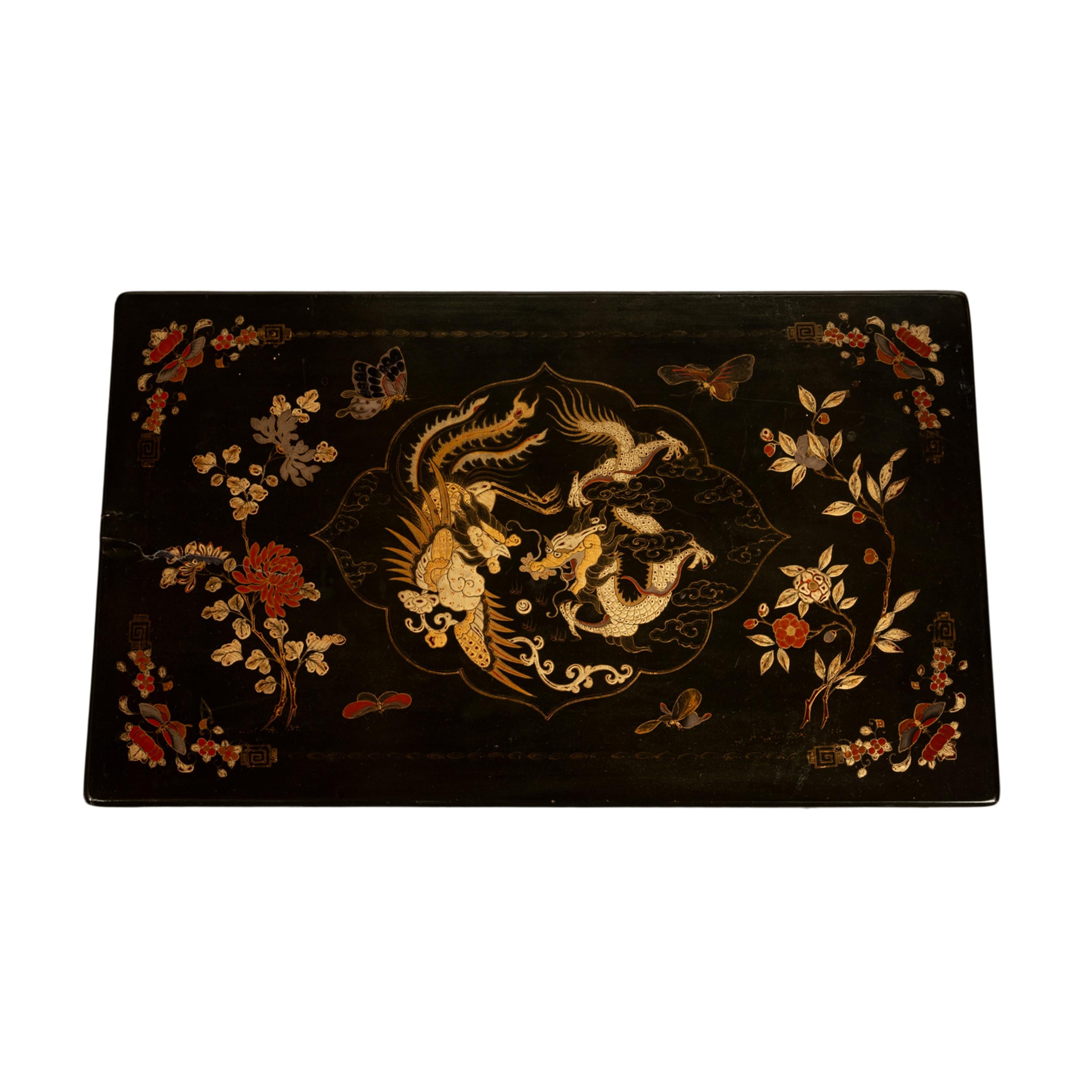 Ensemble ancien de 3 tables d'exportation chinoise en laque dorée à pieds de dragon 1890 en vente 7