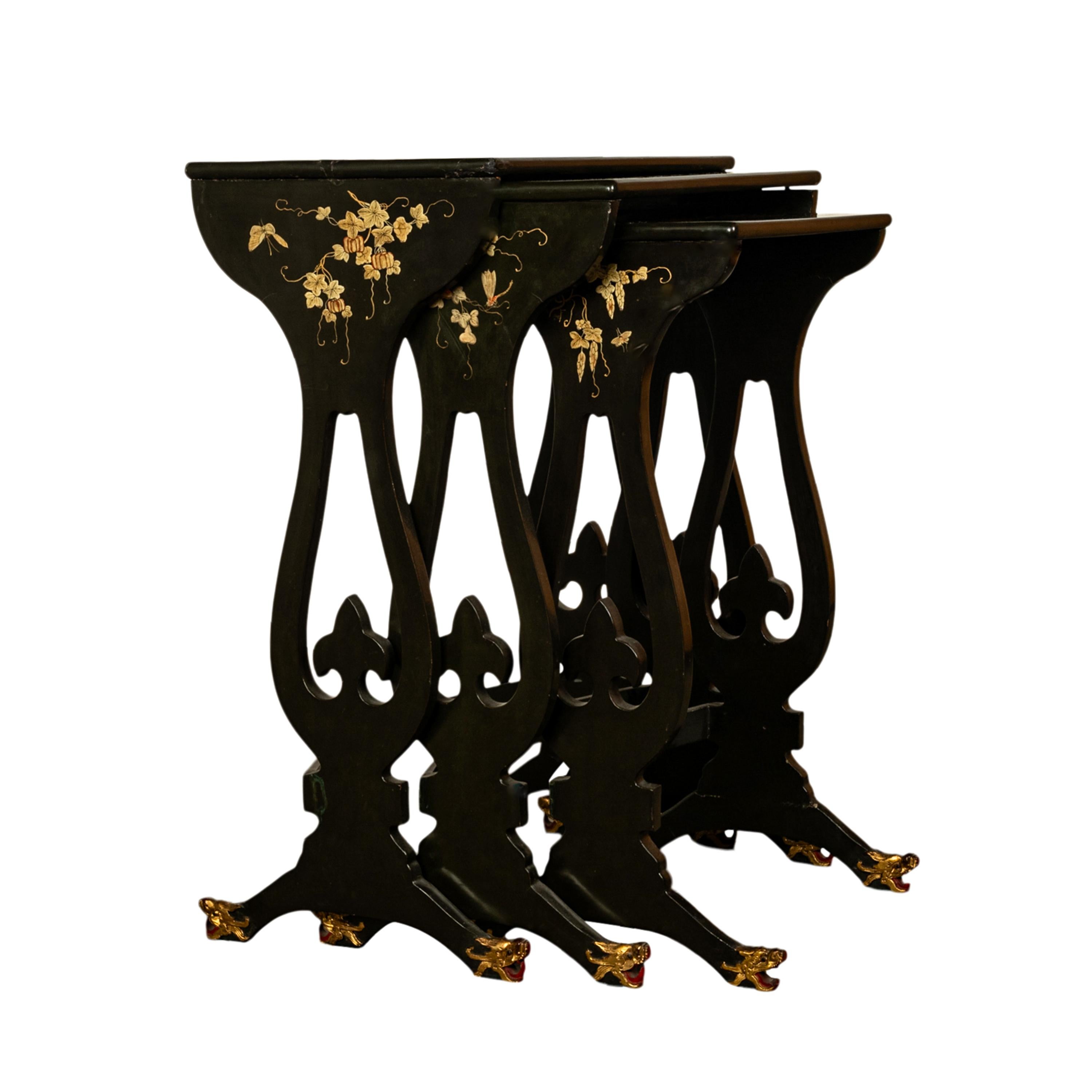 Exportation chinoise Ensemble ancien de 3 tables d'exportation chinoise en laque dorée à pieds de dragon 1890 en vente