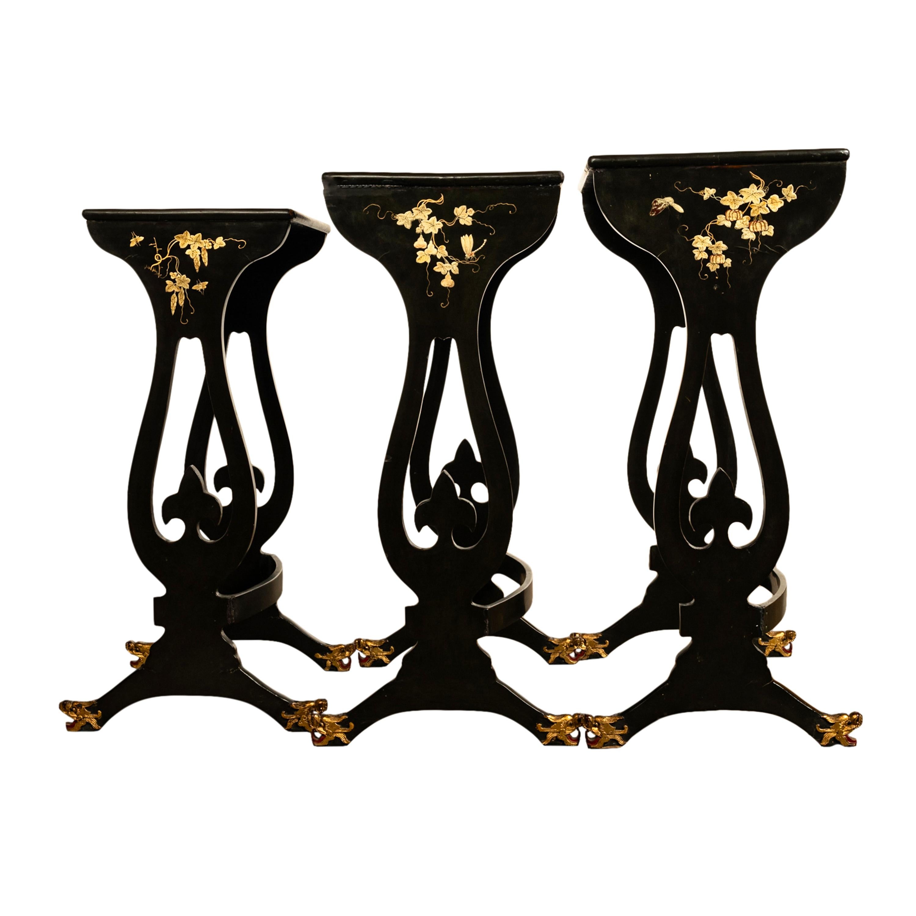 Chinois Ensemble ancien de 3 tables d'exportation chinoise en laque dorée à pieds de dragon 1890 en vente