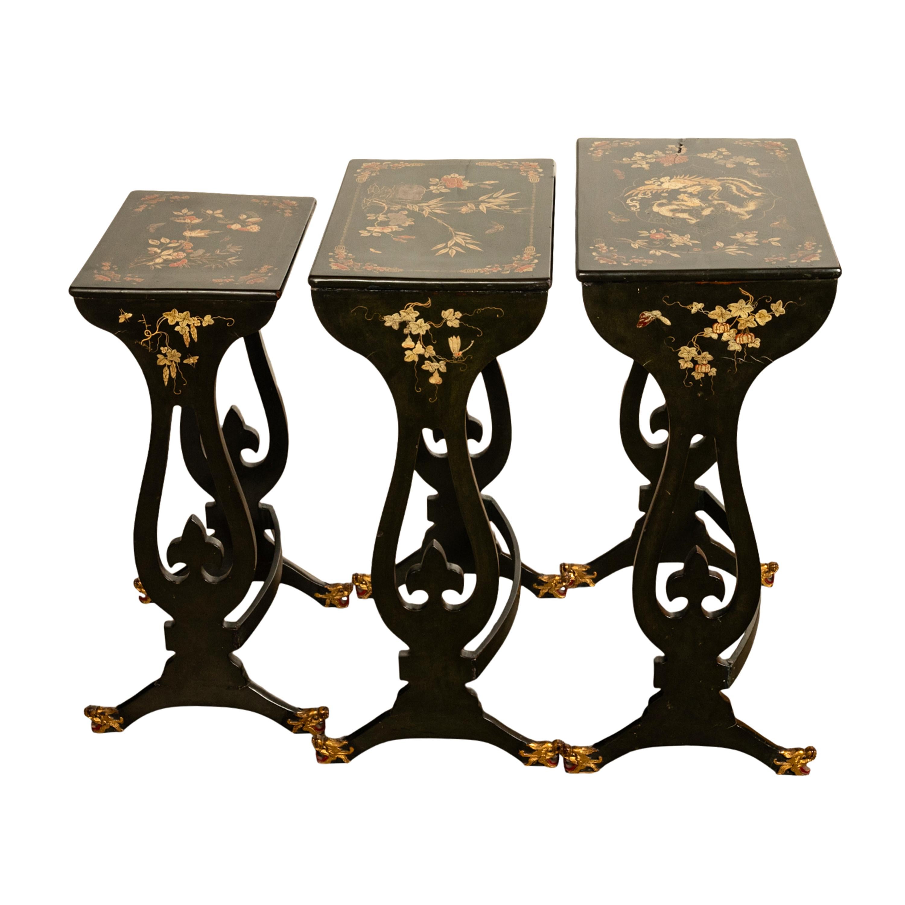 Doré Ensemble ancien de 3 tables d'exportation chinoise en laque dorée à pieds de dragon 1890 en vente