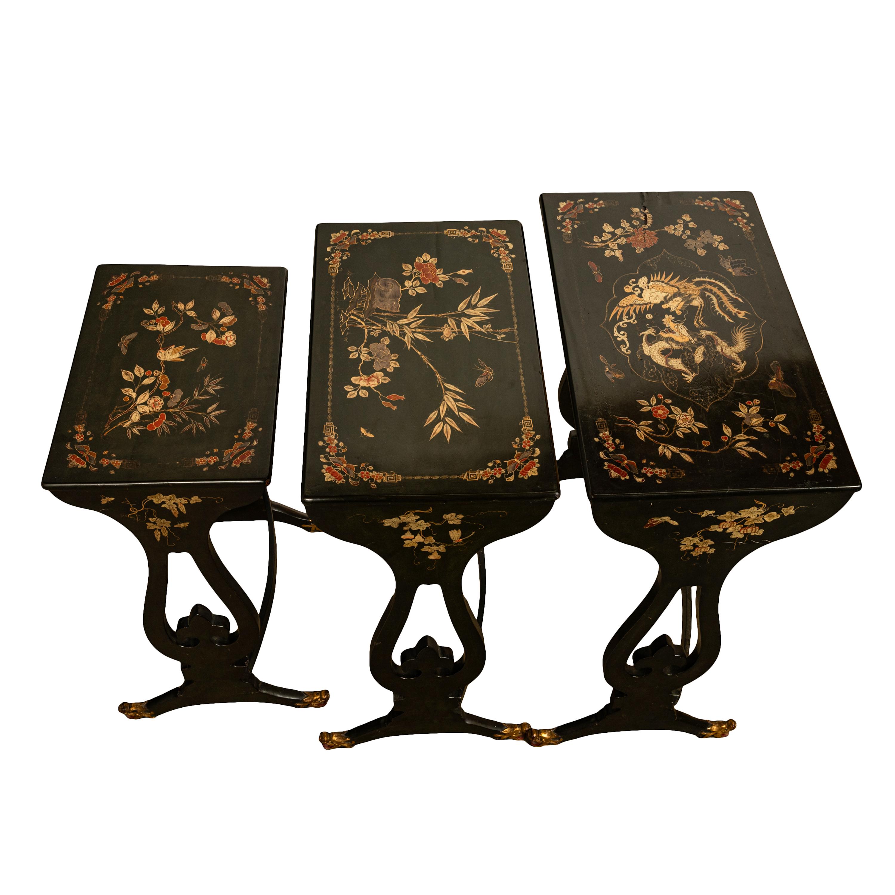 Ensemble ancien de 3 tables d'exportation chinoise en laque dorée à pieds de dragon 1890 Bon état - En vente à Portland, OR