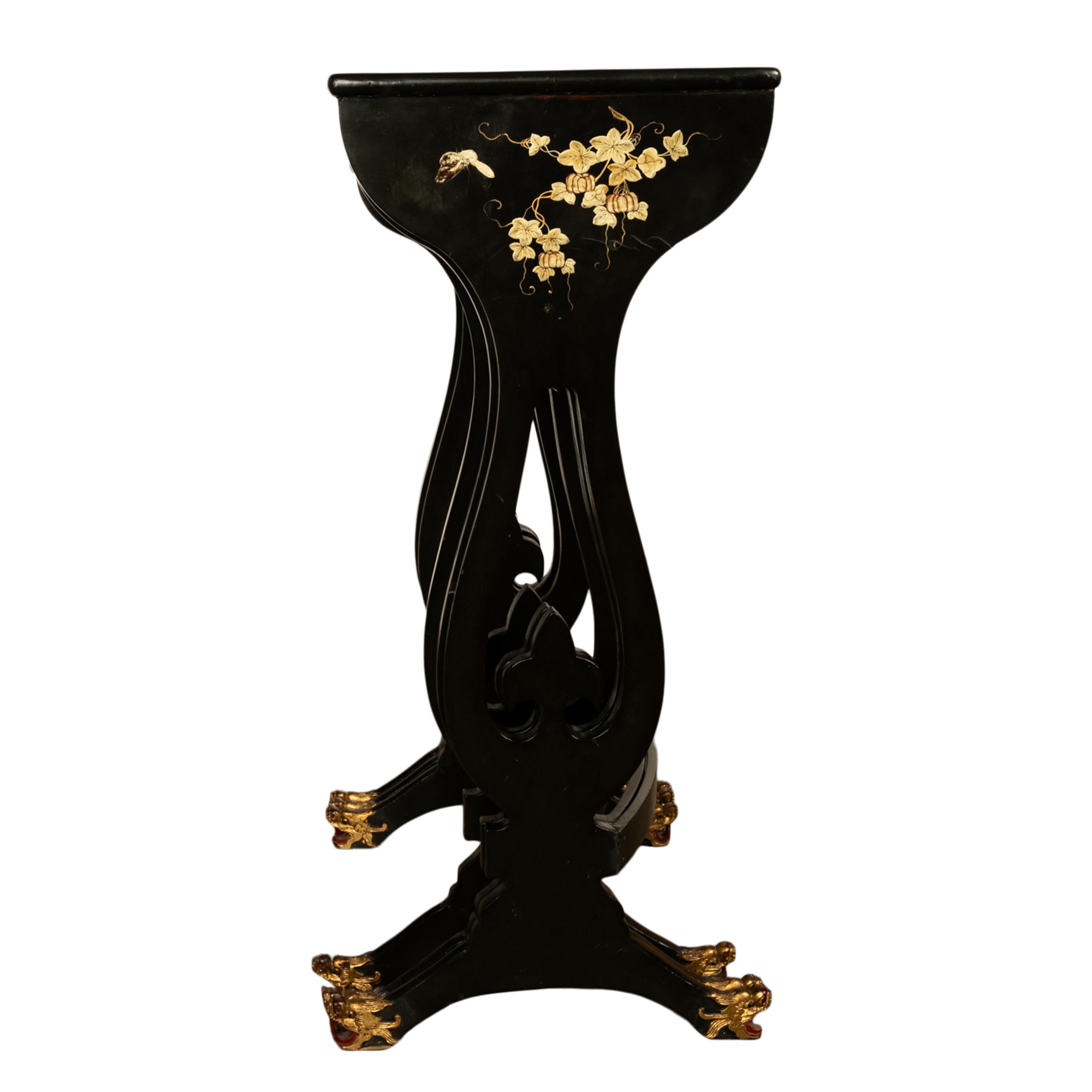 Fin du XIXe siècle Ensemble ancien de 3 tables d'exportation chinoise en laque dorée à pieds de dragon 1890 en vente